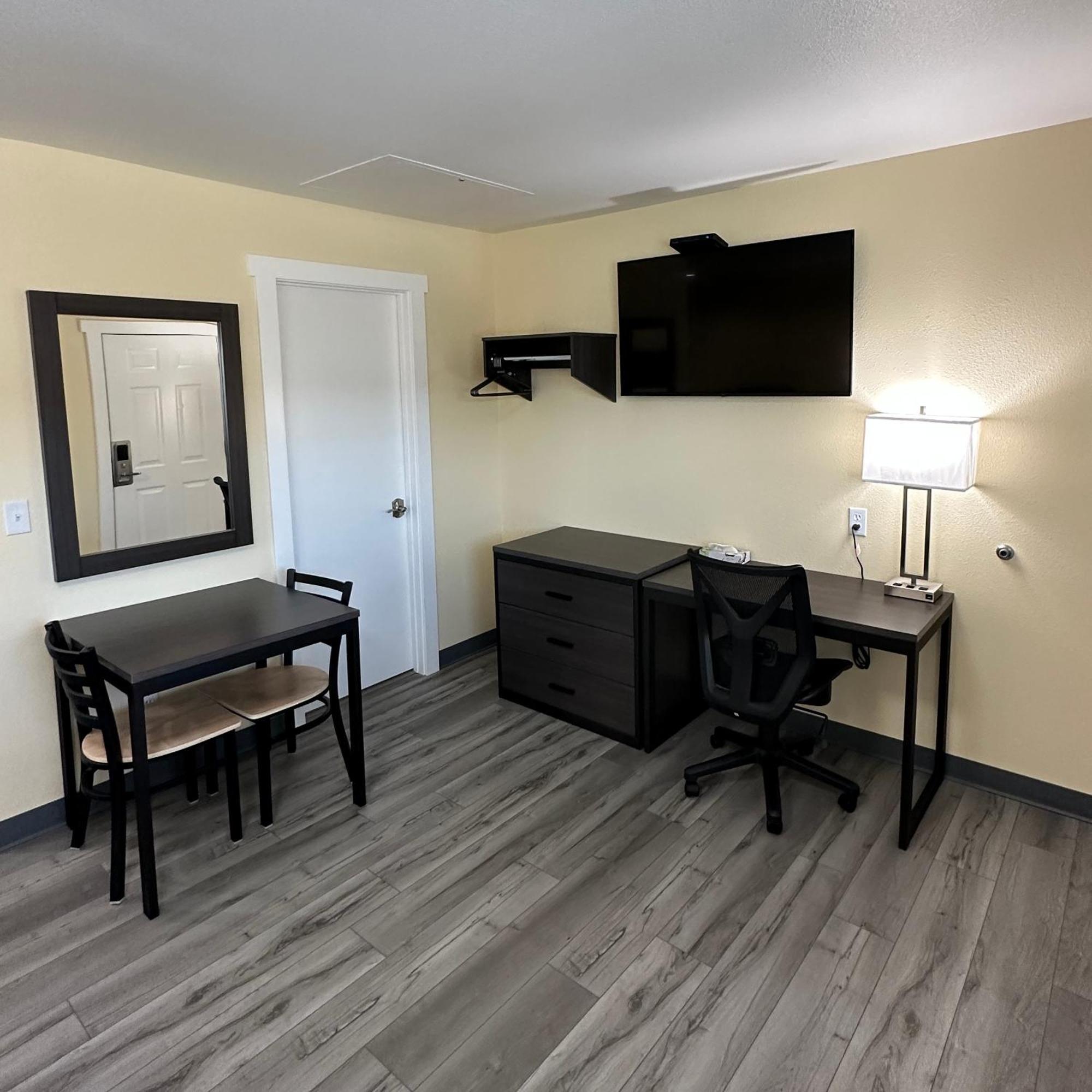 Deluxe Queen Suite