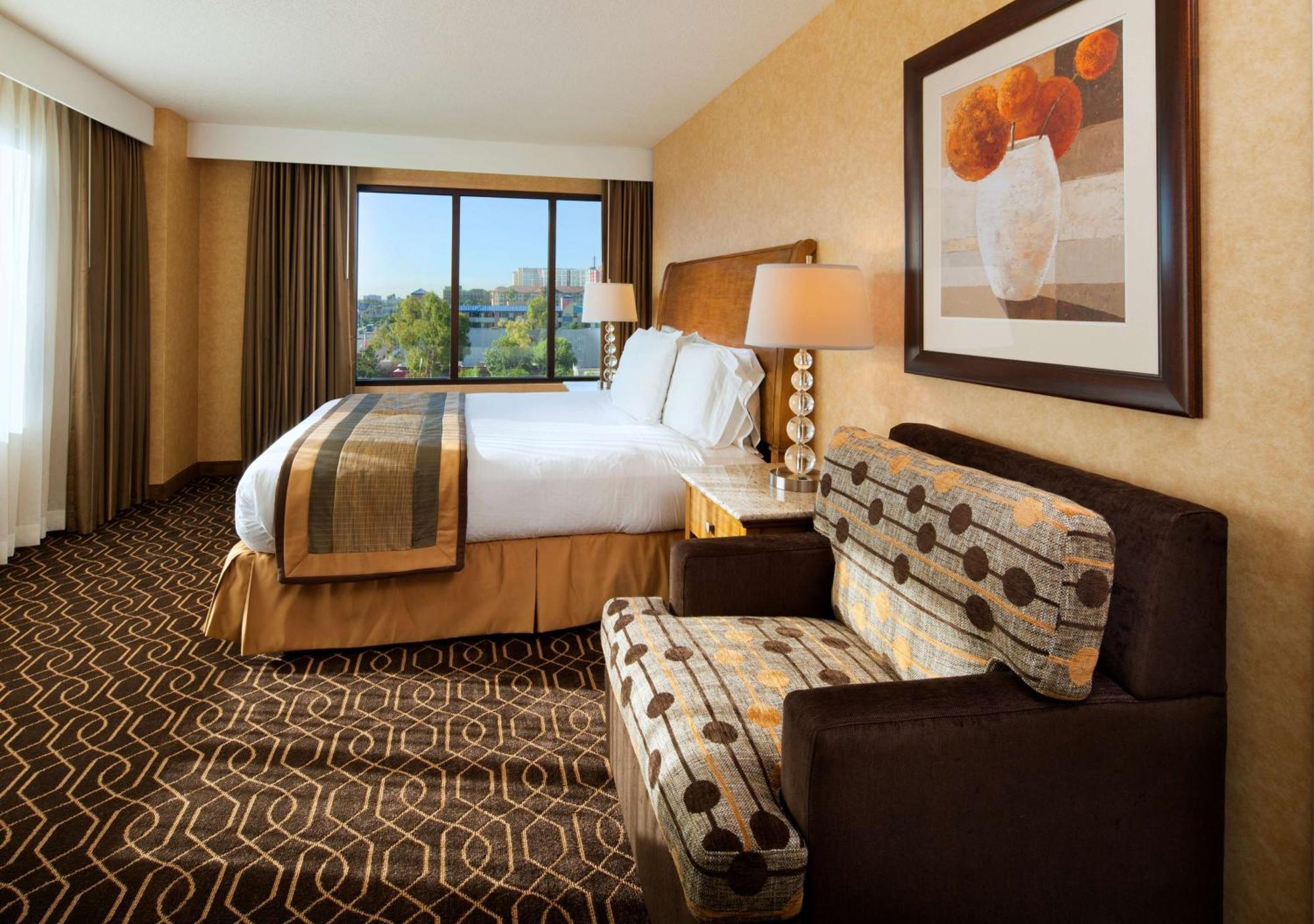 One-Bedroom King Suite with Sofa Bed,1557441109:JPEG