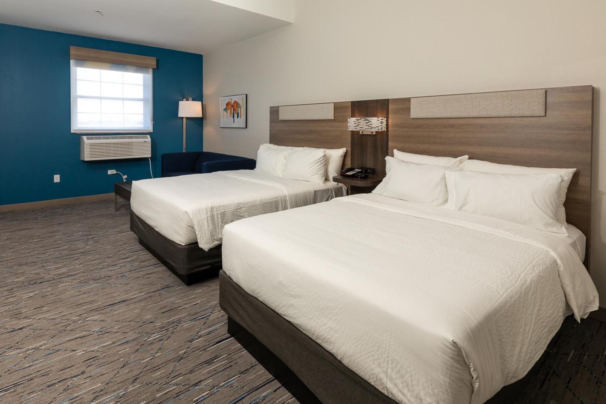 Standard Room with Two Queen Beds,1567016096:JPEG