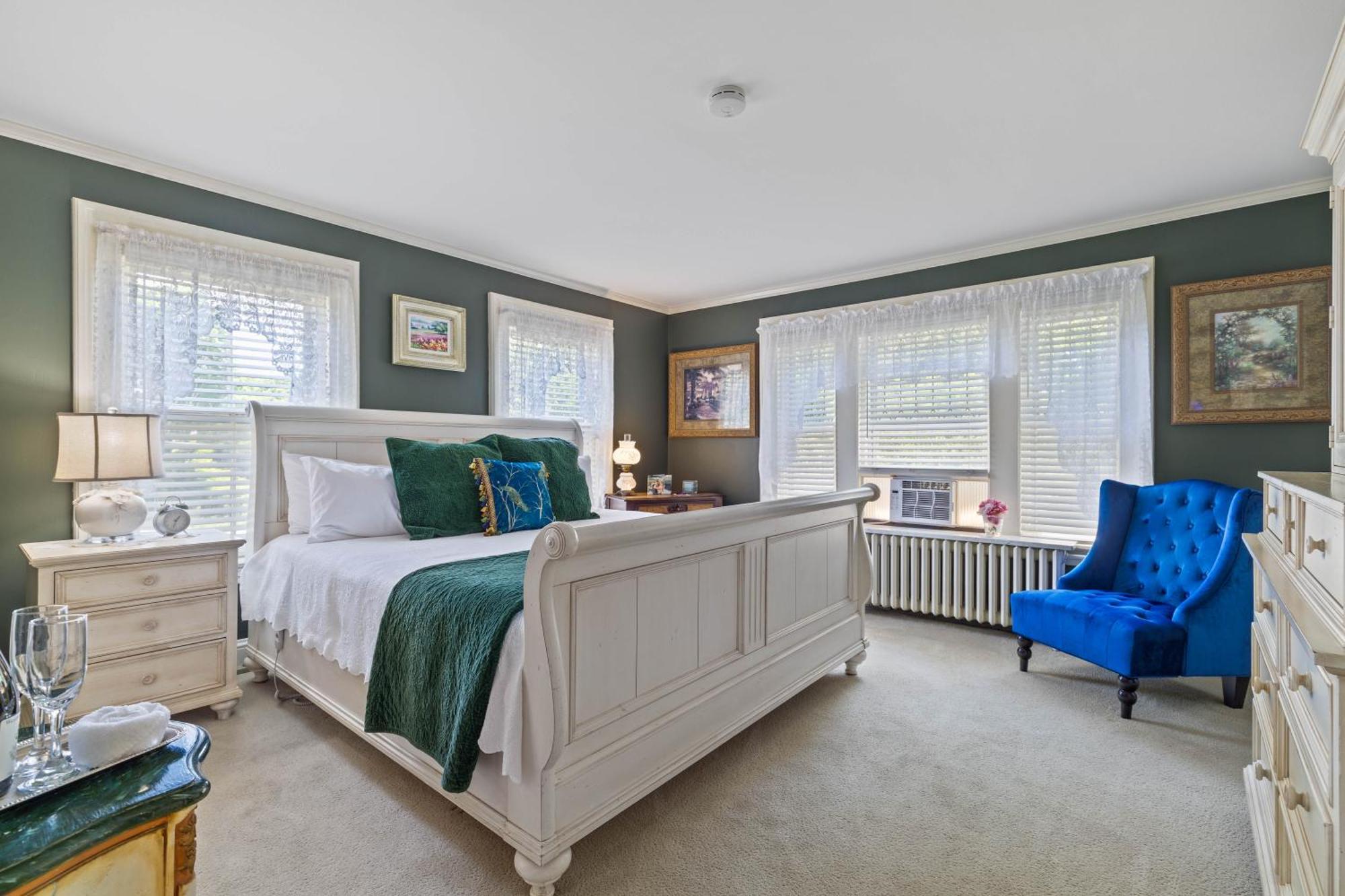 Deluxe King Room,1594755488:JPEG
