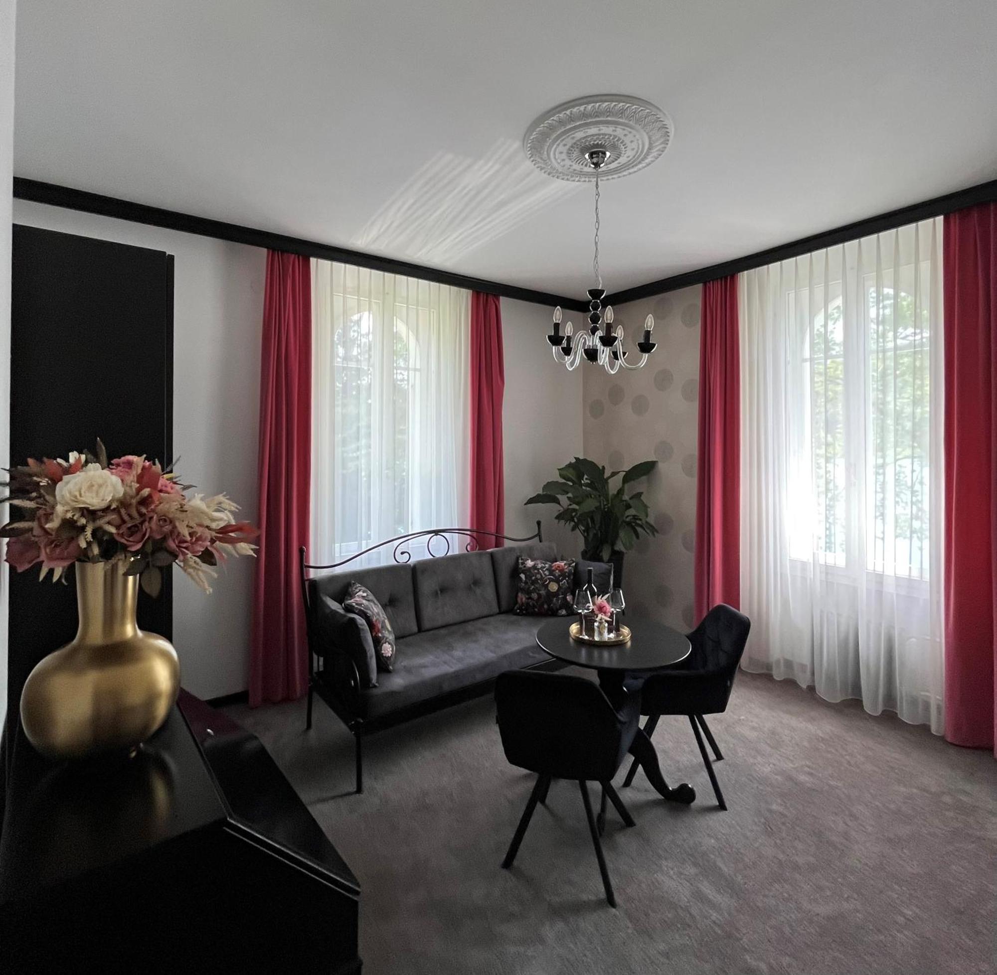 One-Bedroom Apartment Lake View