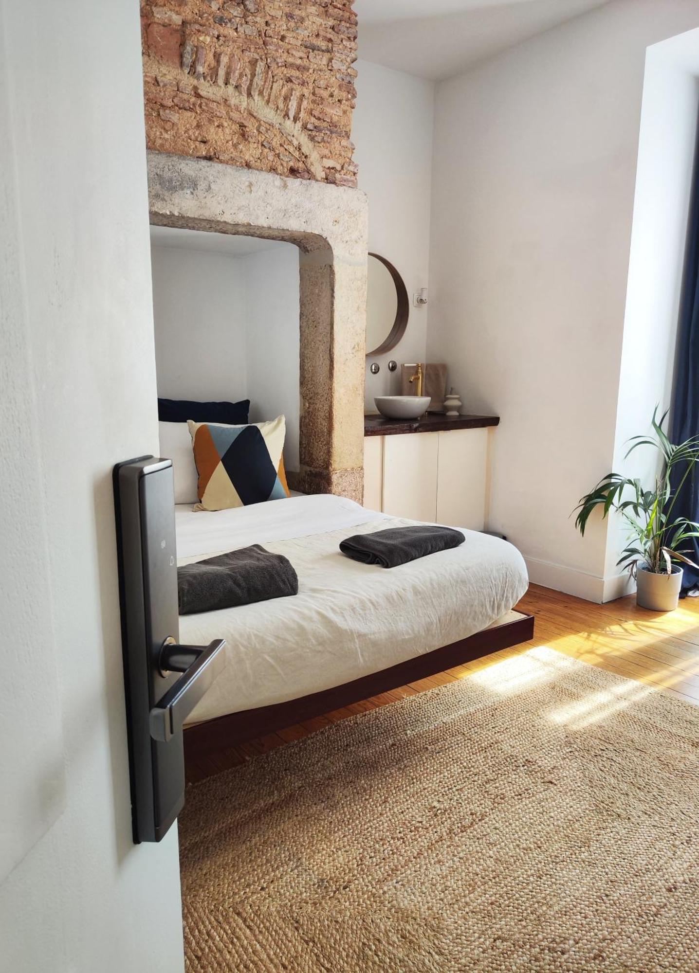 Deluxe Private Room with Queen Bed and Private Bathroom
