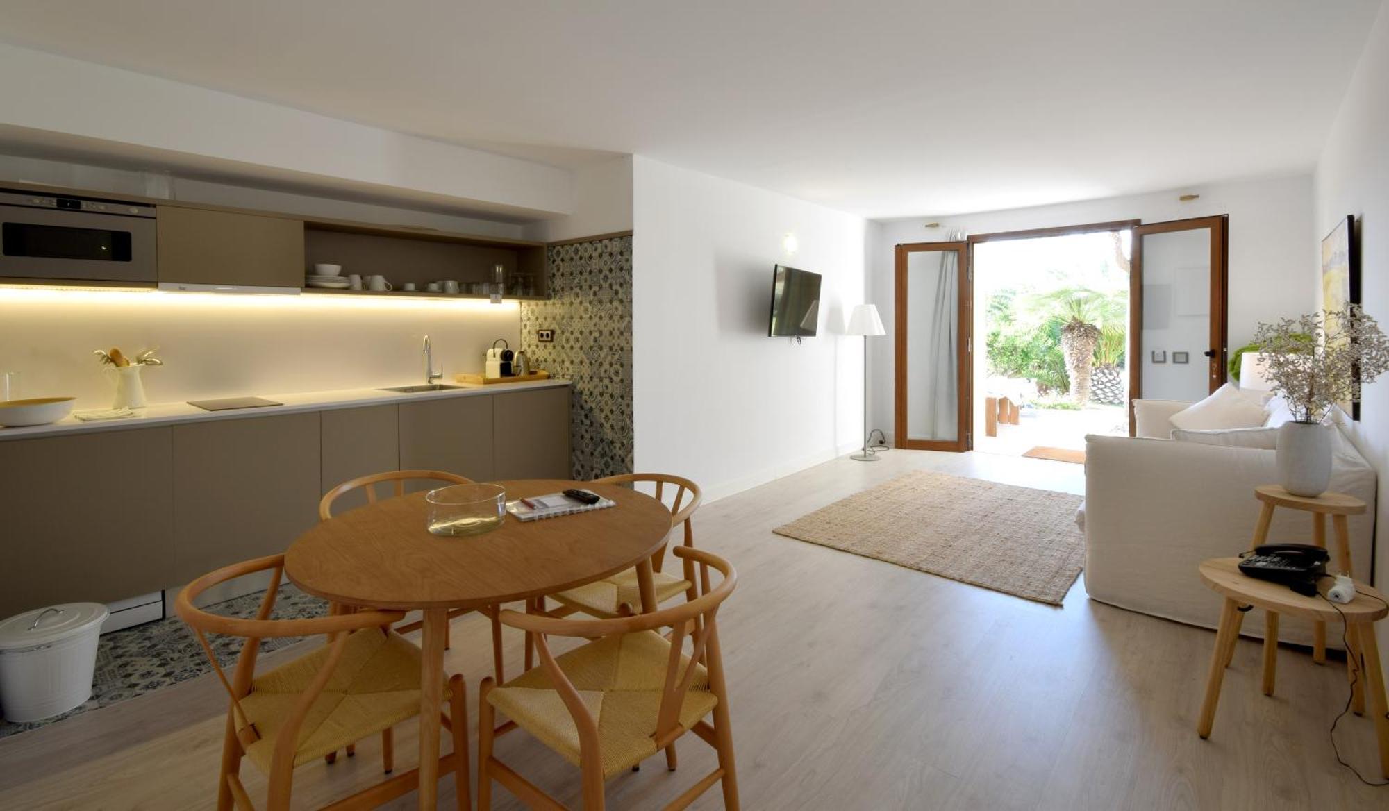 Deluxe One-Bedroom Apartment