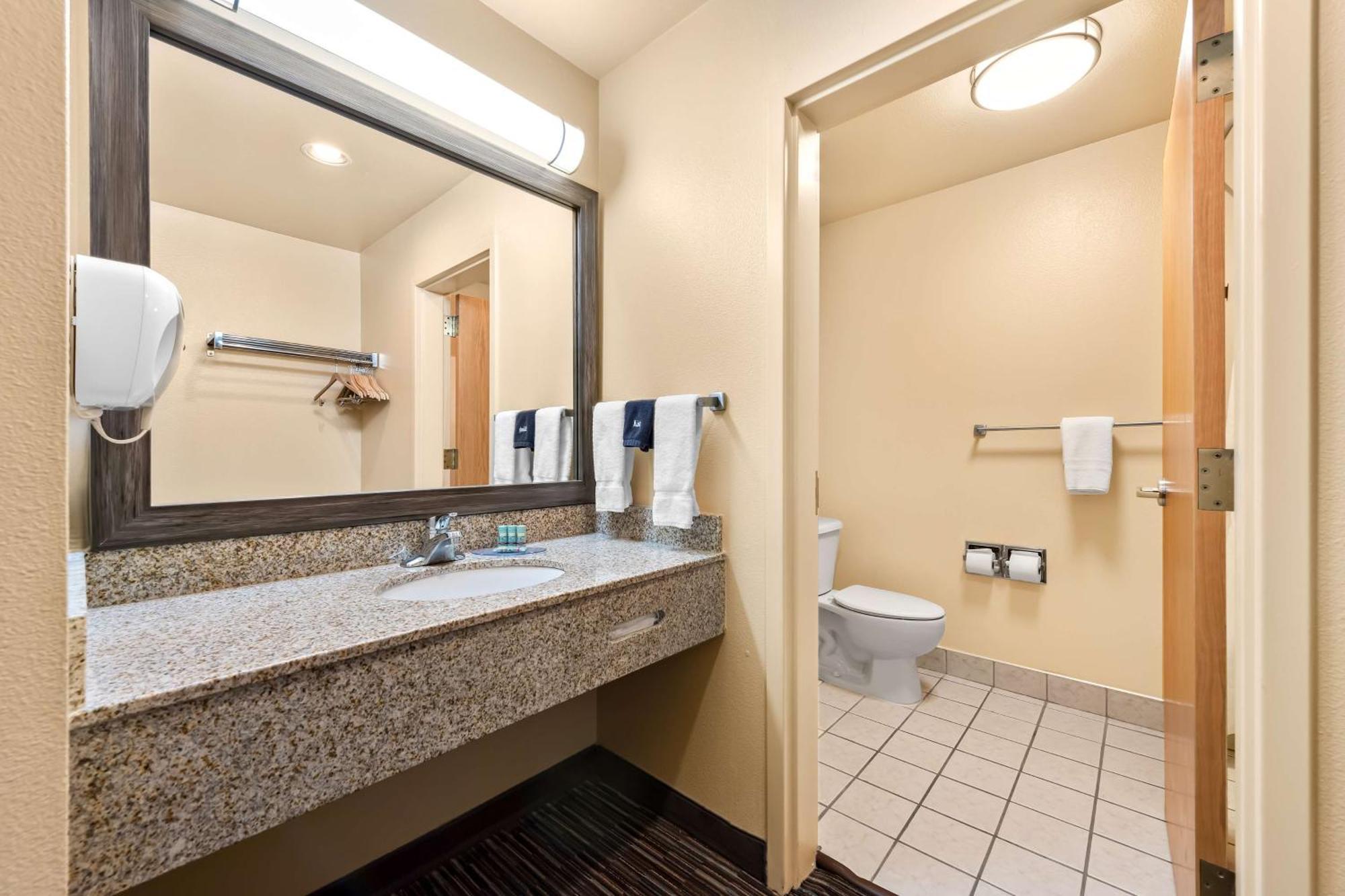 Queen Room Two Queen Beds Lake View Mountain View Non-Smoking