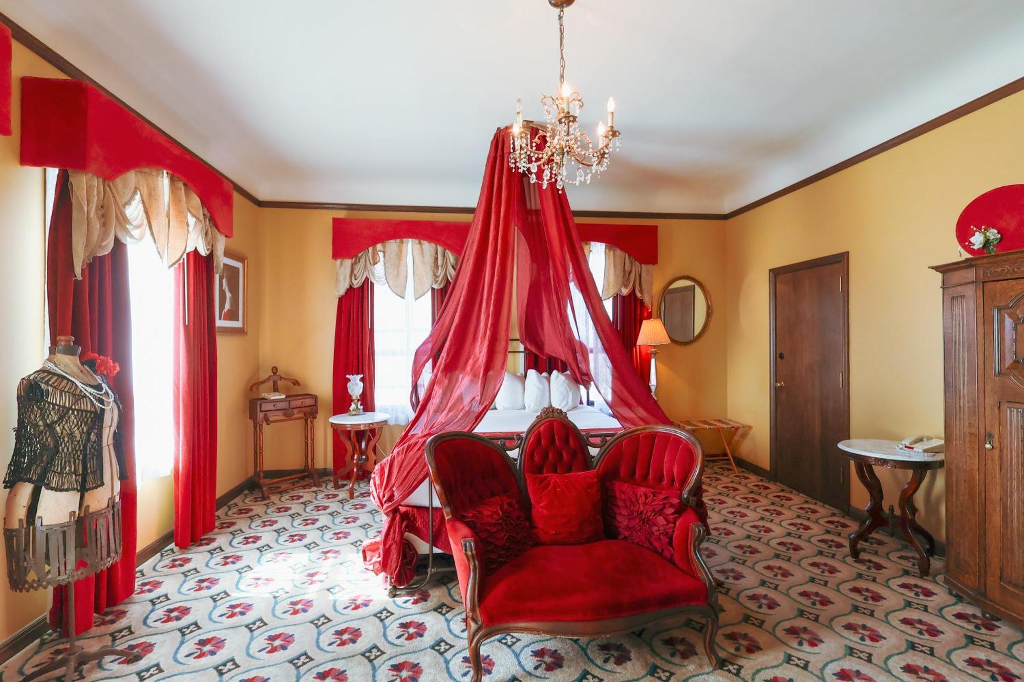 Deluxe King Suite,1619775704:JPEG