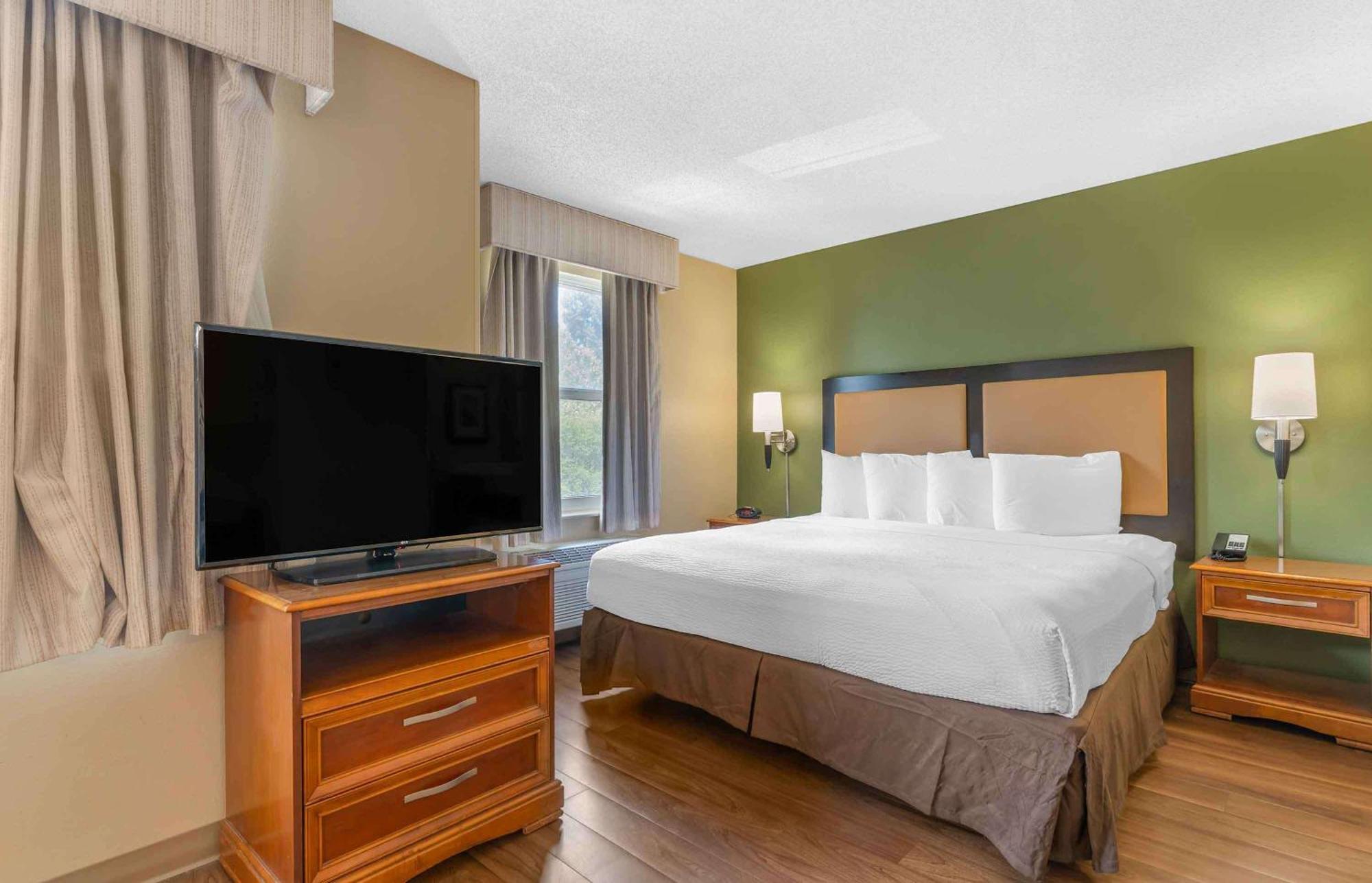 Deluxe Studio 1 King Bed Non-Smoking