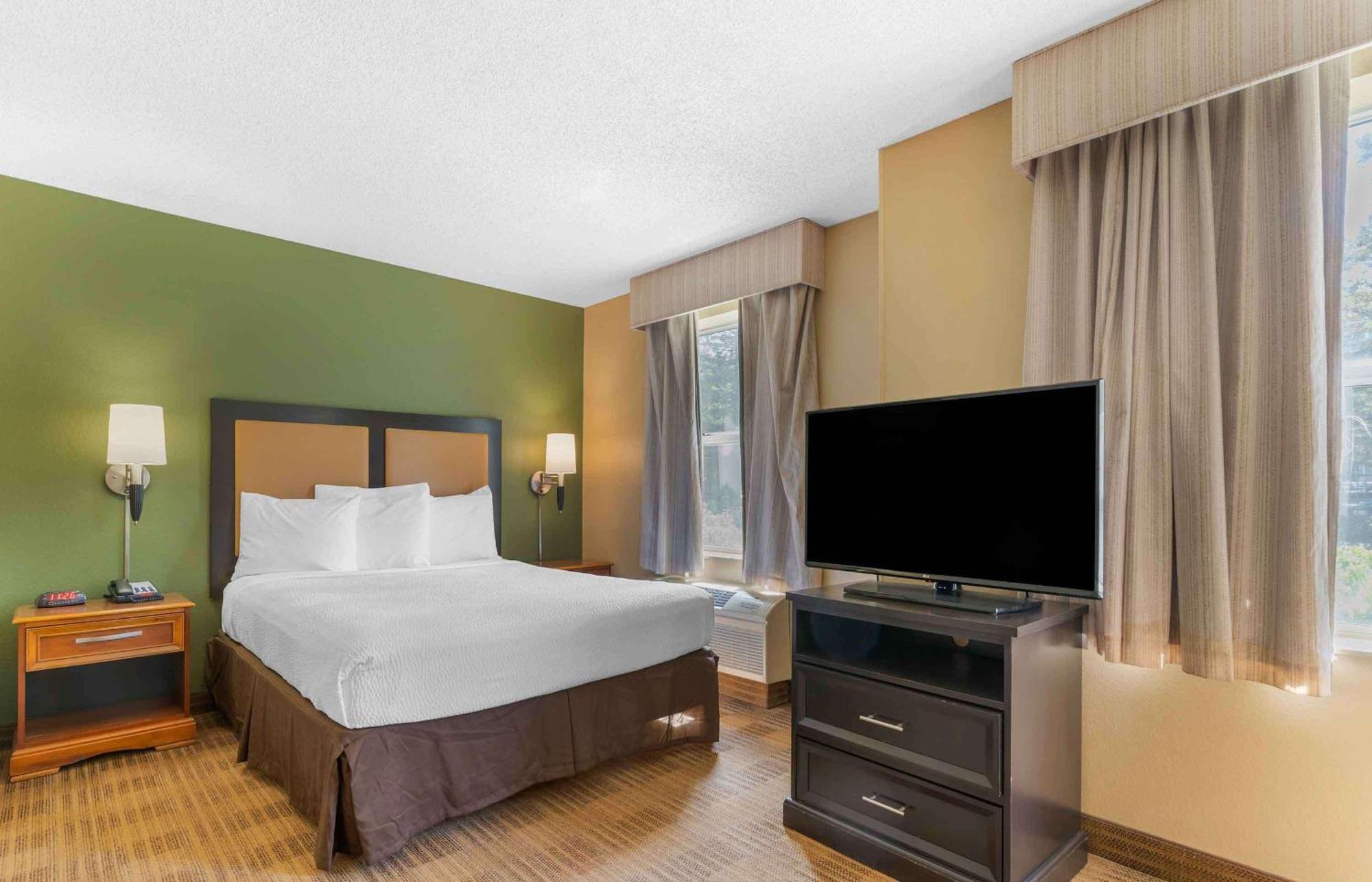 Deluxe Studio 1 Queen Bed Non-Smoking