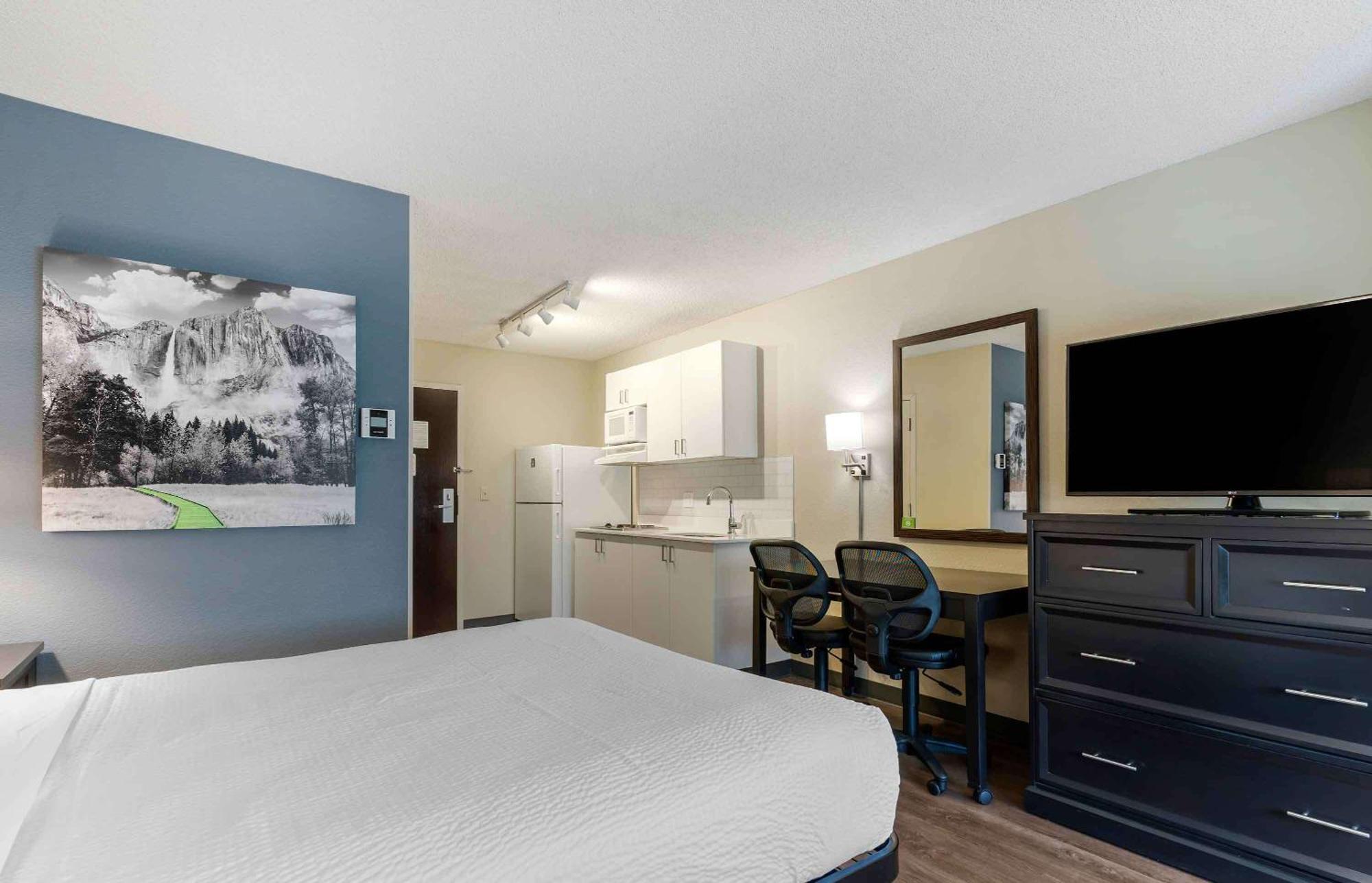 Deluxe Studio 1 Queen Bed Non-Smoking