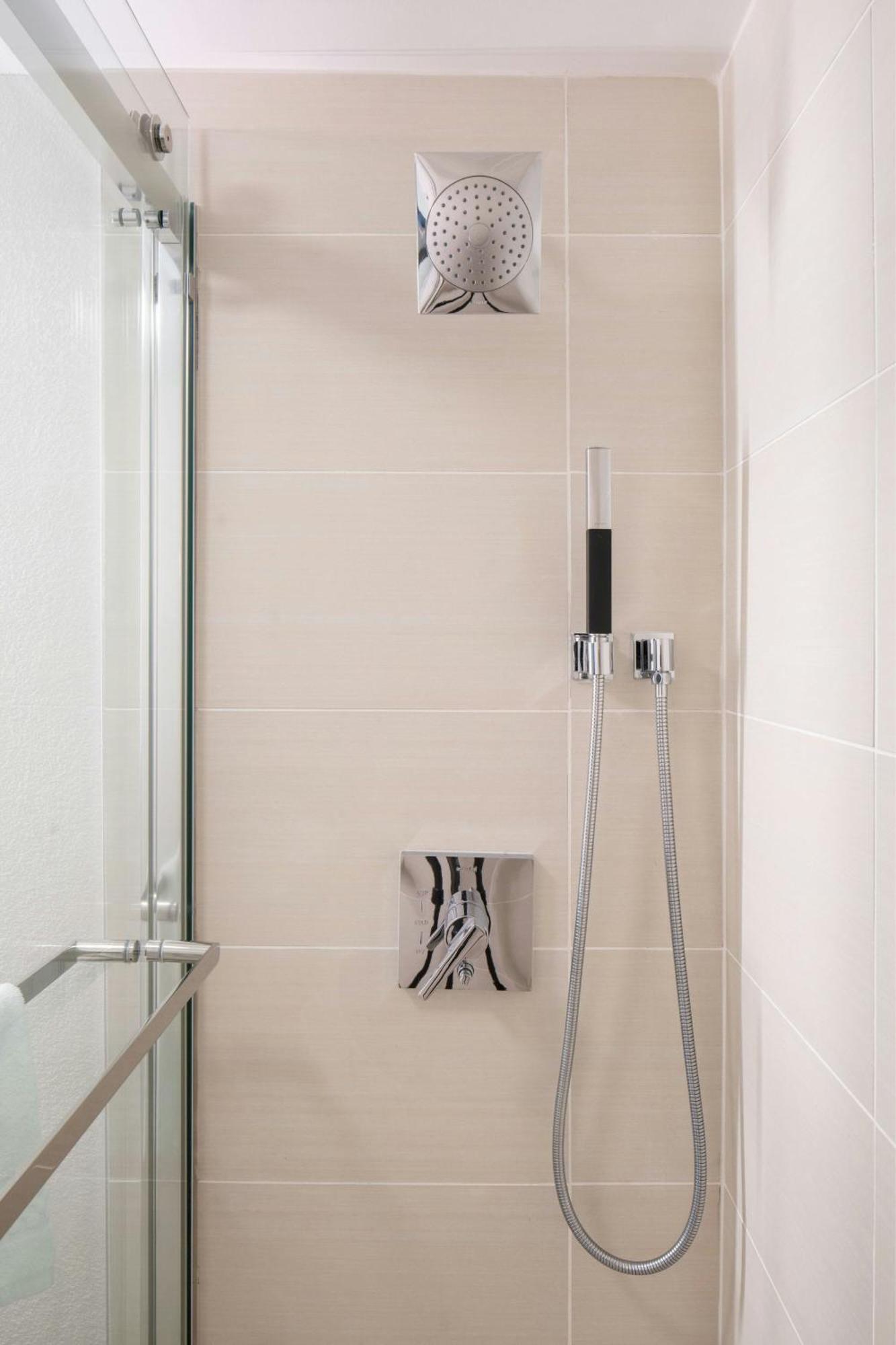 Studio with King Bed, Bathtub and Sofa Bed - Mobility Access/Hearing Accessible