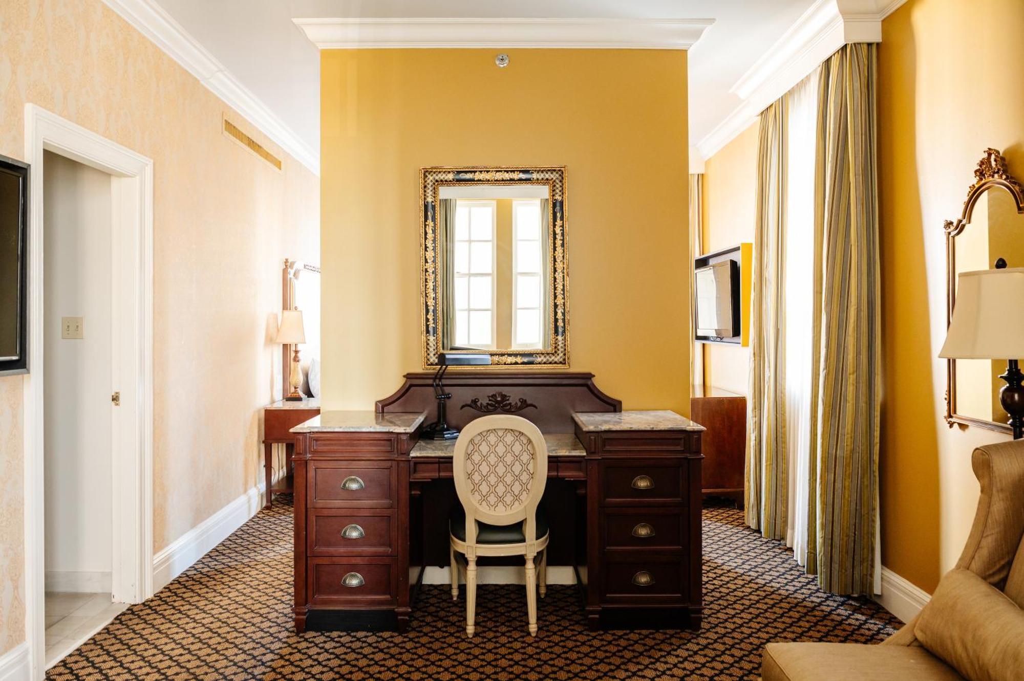 King Suite 24 or 7 Front Desk