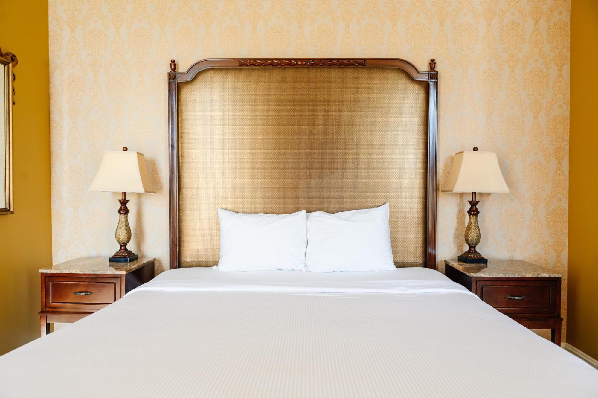 King Room Balcony 24 or 7 Front Desk