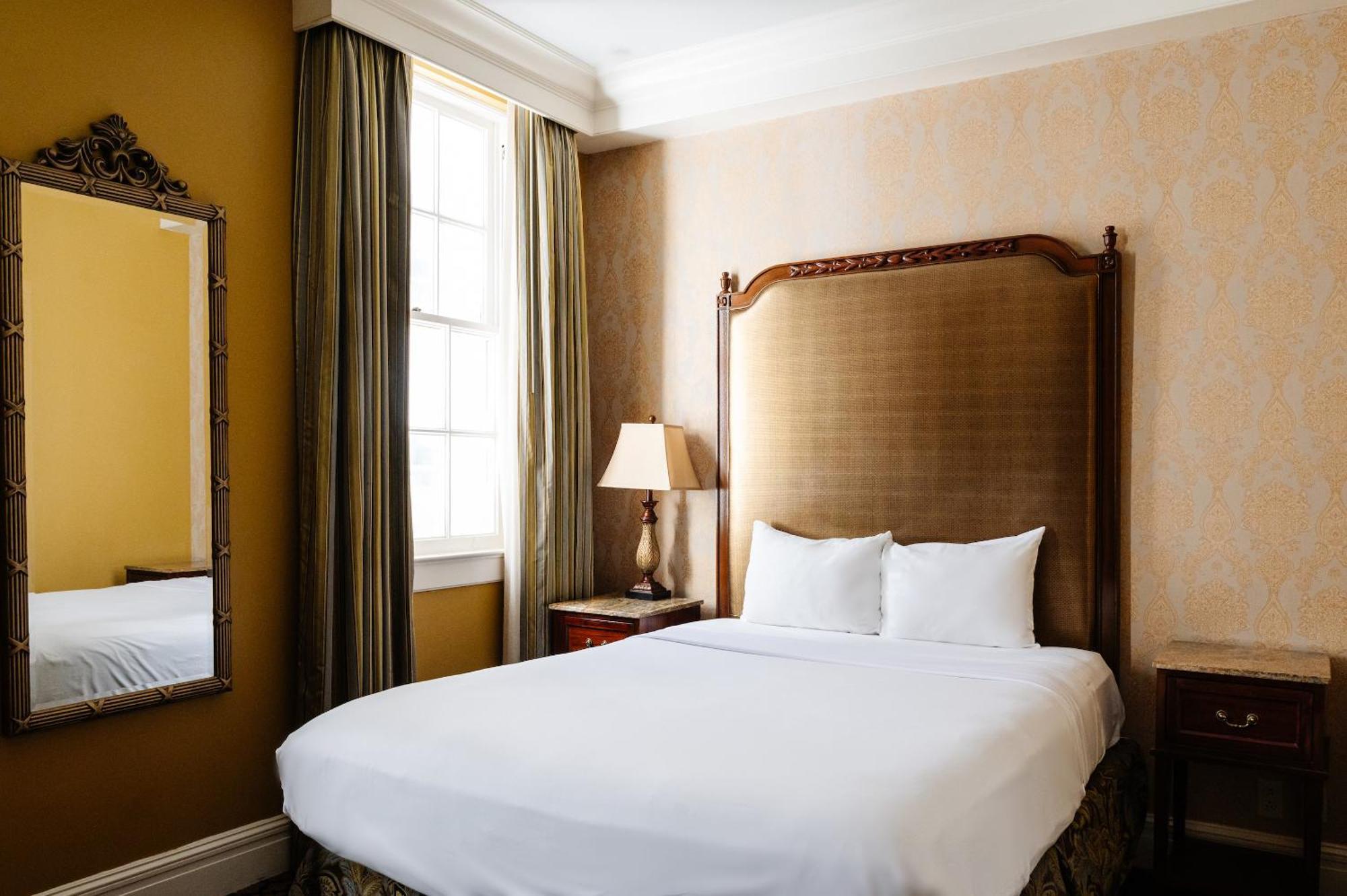 Queen Room 24 or 7 Front Desk