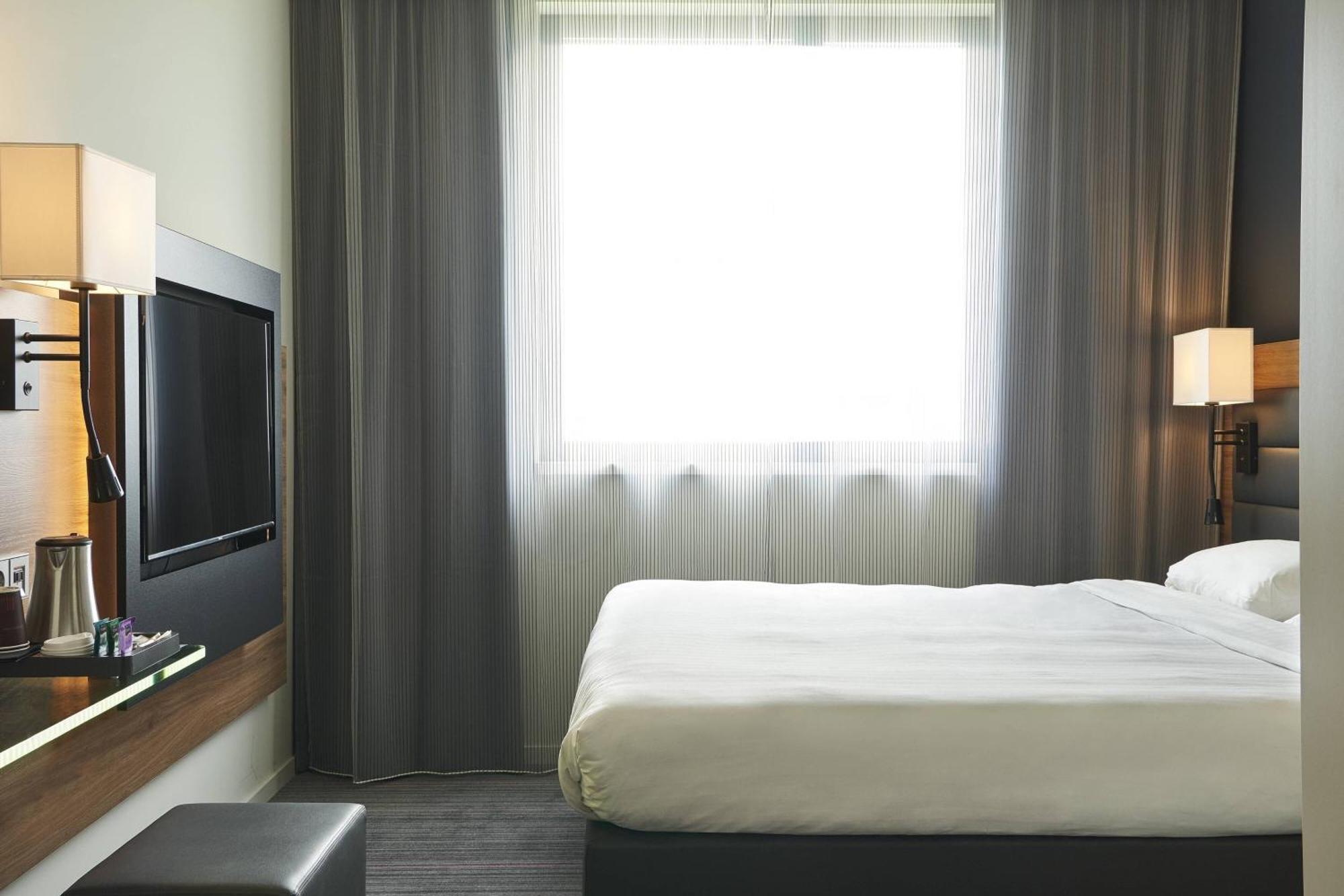 Moxy Sleeper Guest room 1 Queen