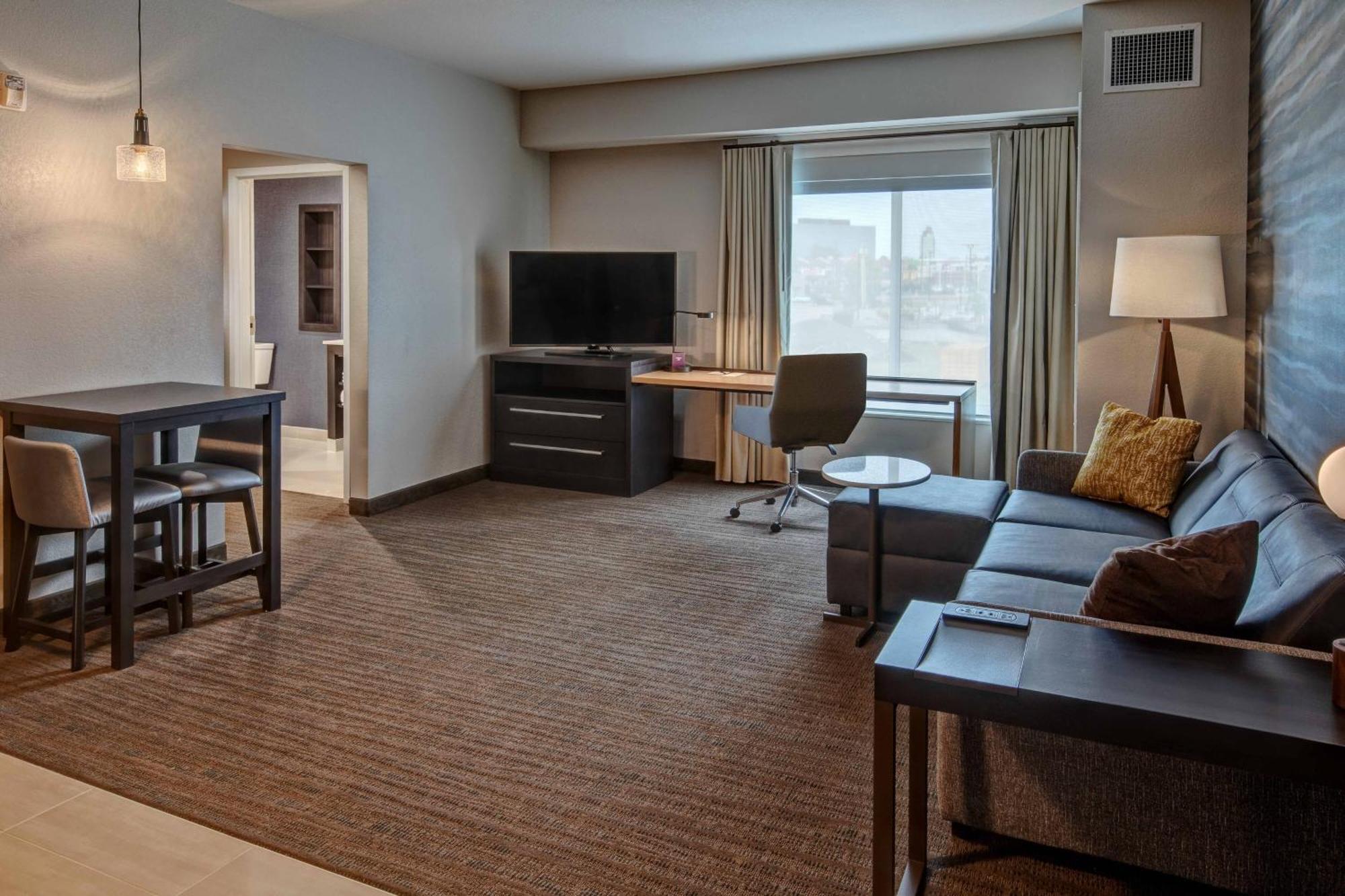 1 Bedroom Suite 1 King Sofa bed