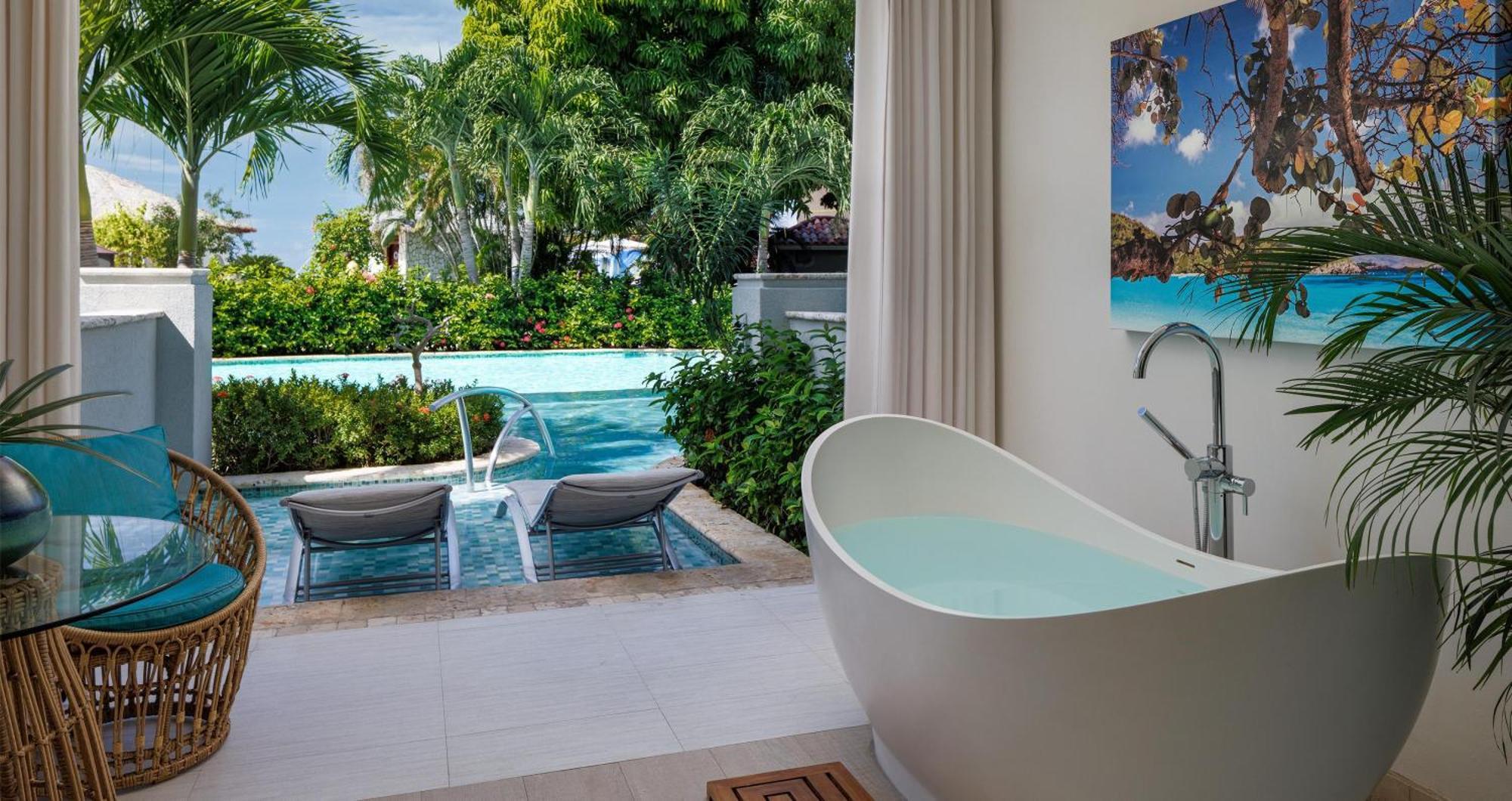 Quarto de Luxo VIP Elite Crystal com Acesso Direto à Piscina Crystal Lagoon e Varanda Térrea com Banheira de Imersão