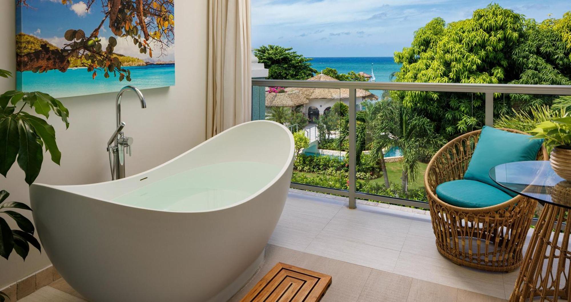 Suíte de Lua de Mel Crystal Lagoon de 1 Quarto com Serviço de Mordomo, Vista do Mar e Banheira de Imersão Tranquility na Varanda