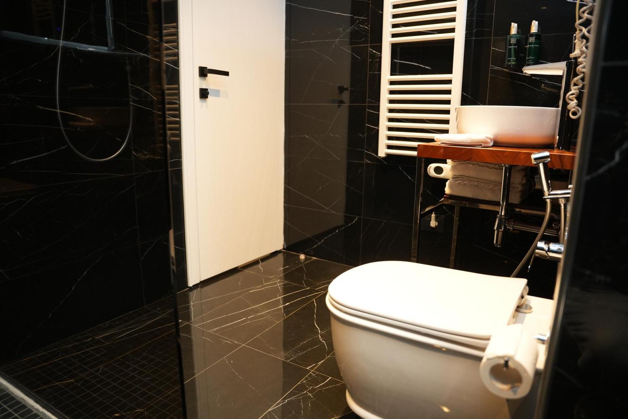 Deluxe Double Room Shower