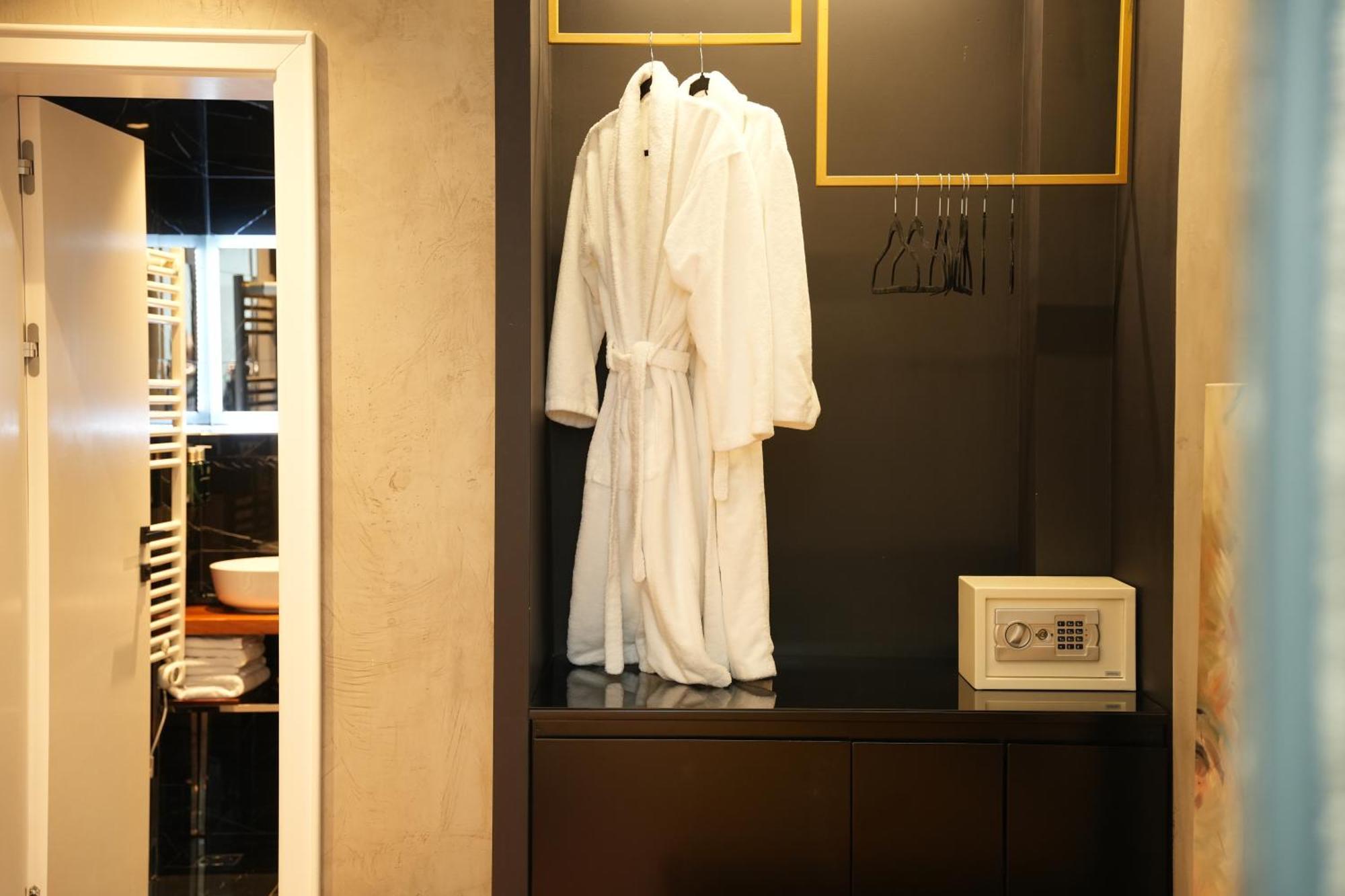 Deluxe Double Room Shower