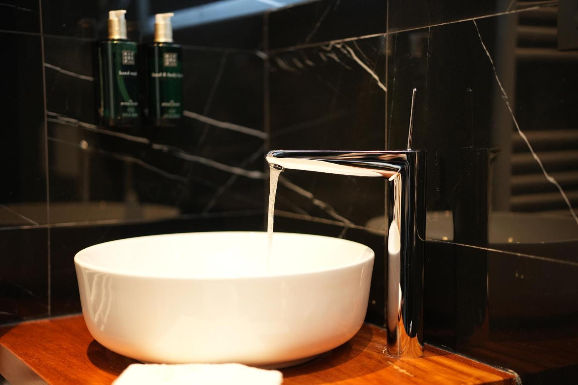 Deluxe Double Room Shower