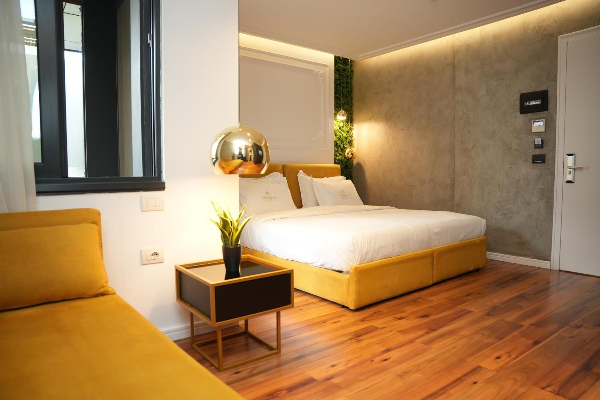 Deluxe Double Room Shower