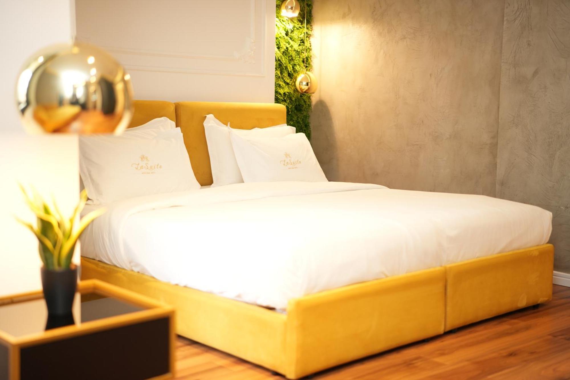 Deluxe Double Room Shower