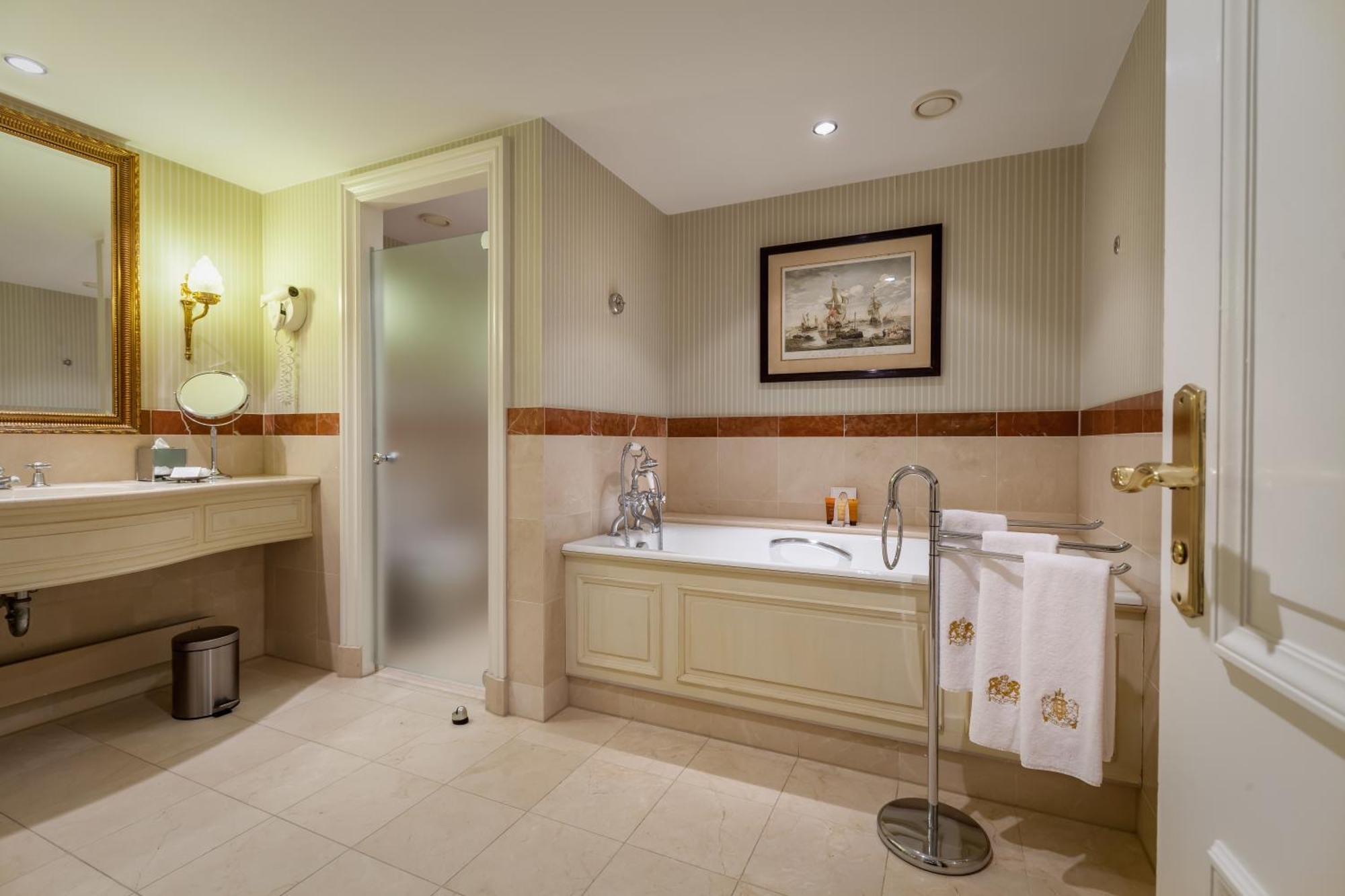 Suite Junior con cama extragrande y vistas a la ciudad