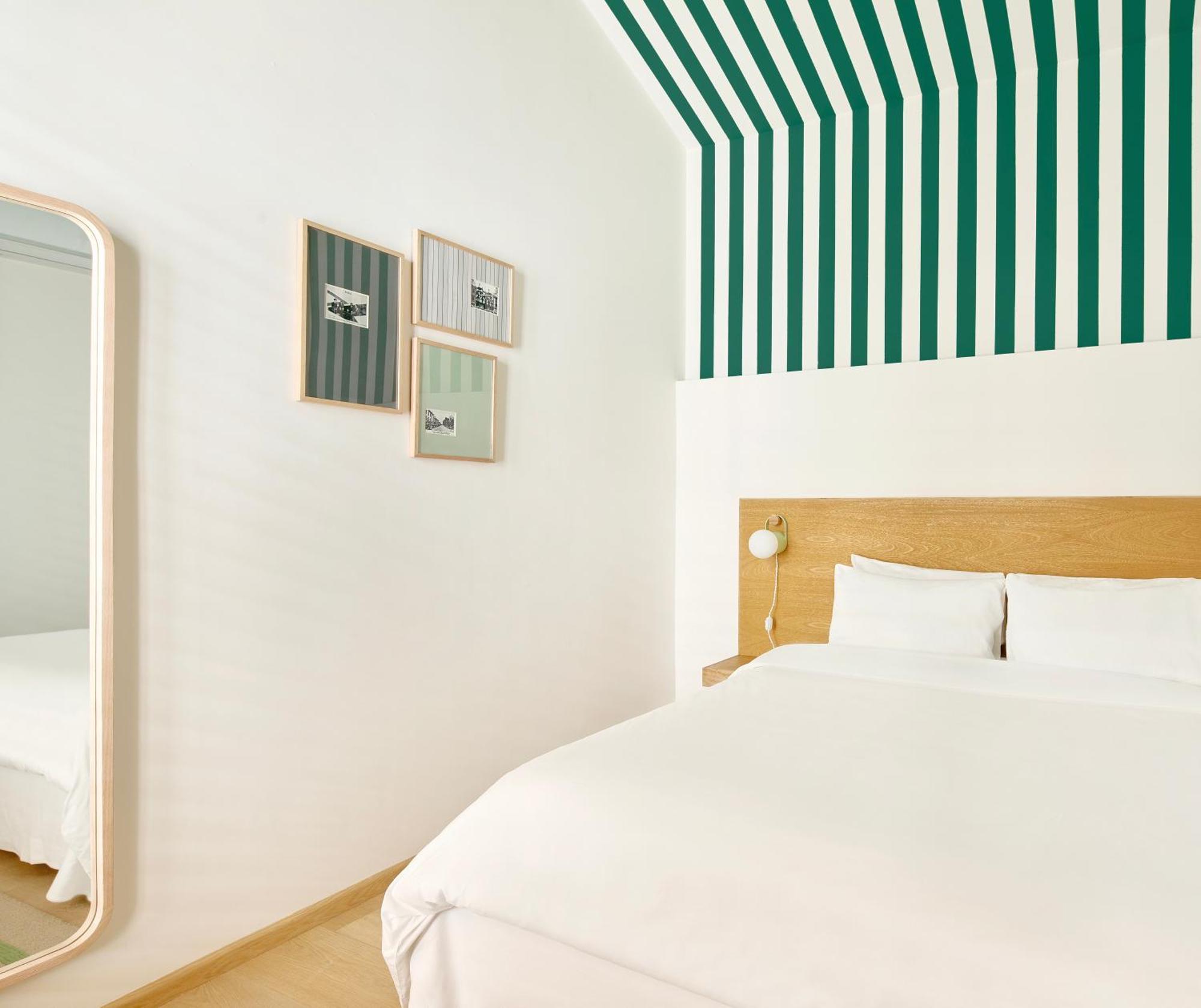 Habitación con cama extragrande.
