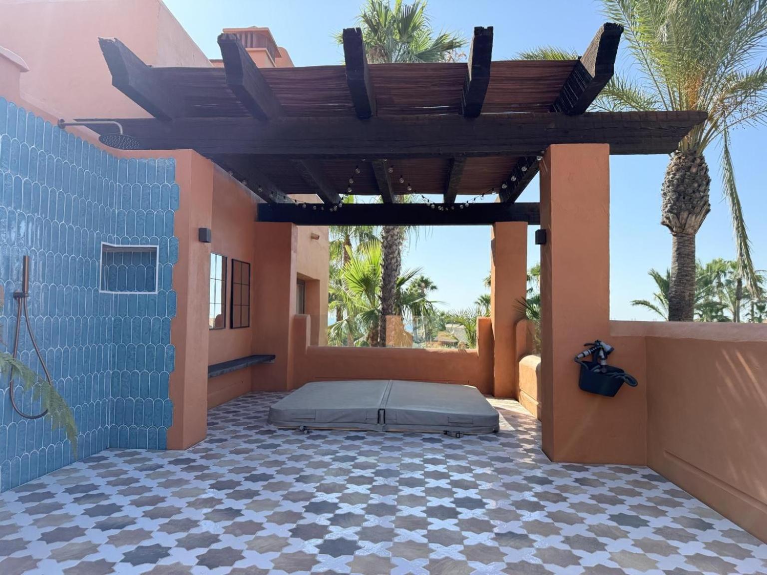 Premium Penthouse Three-Bedroom Apartment with Jacuzzi