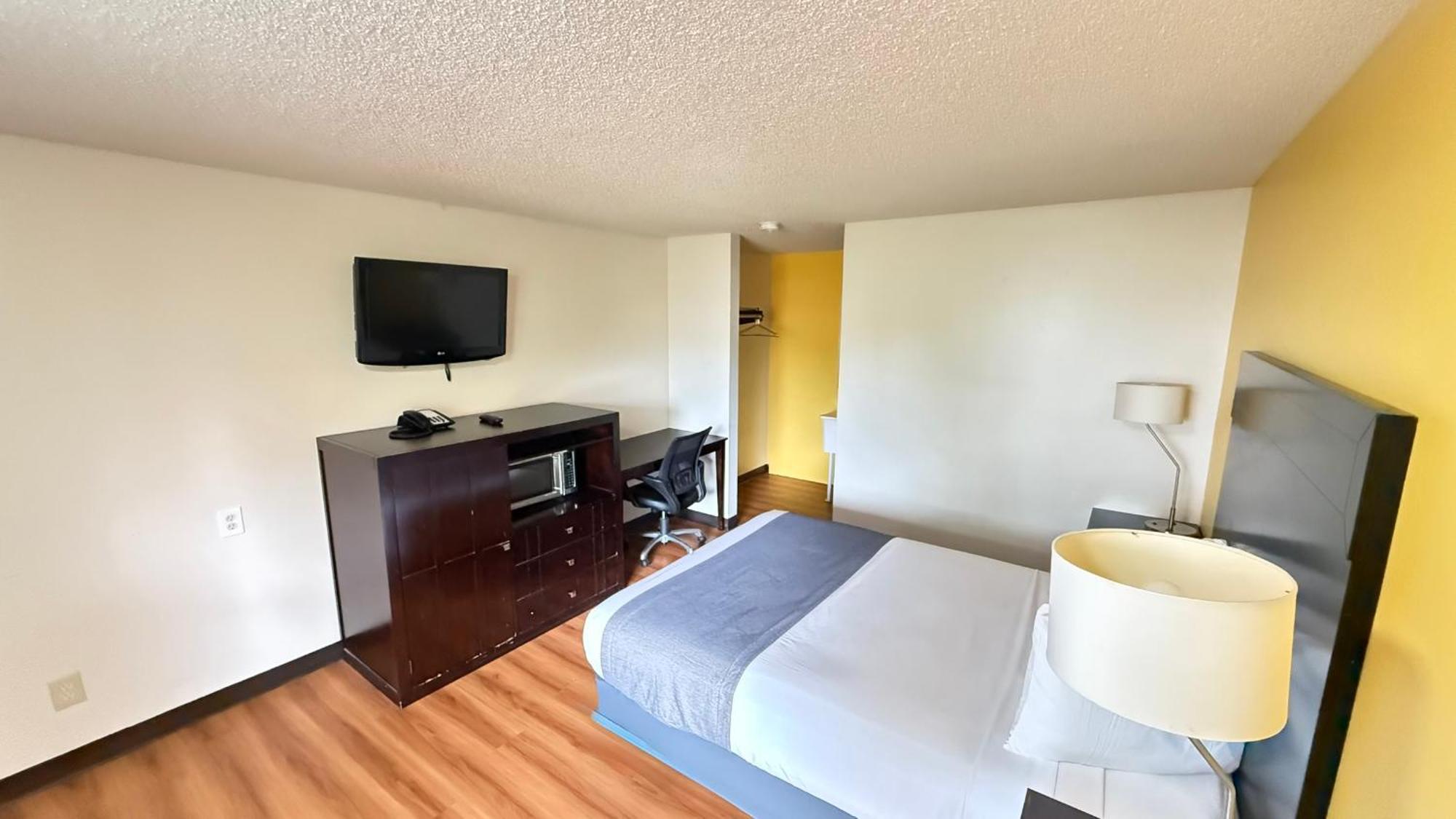Queen Room,1695752428:JPEG