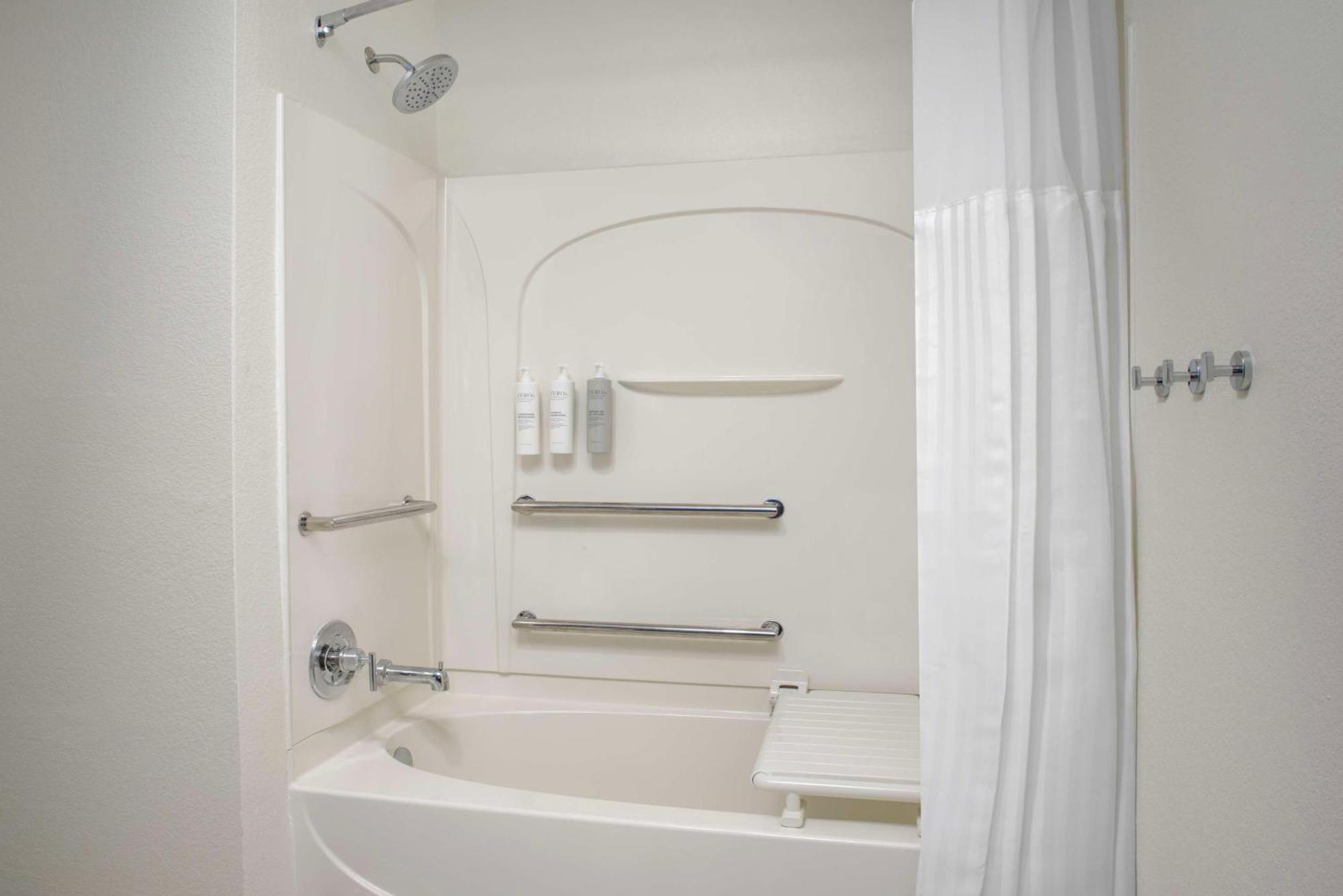 Habitación con bañera adaptada para personas con discapacidad - Cama grande