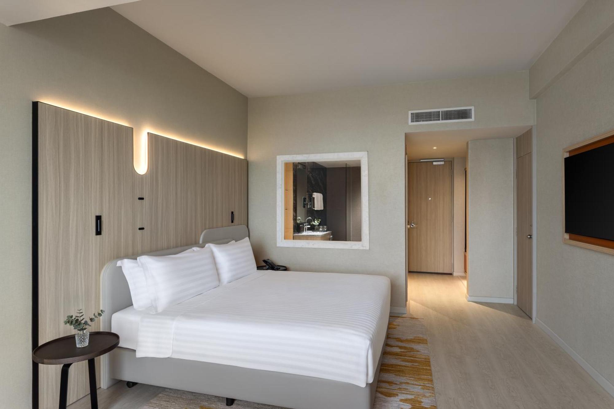 Executive Club Zimmer mit Kingsize-Bett und Blick auf die Skyline