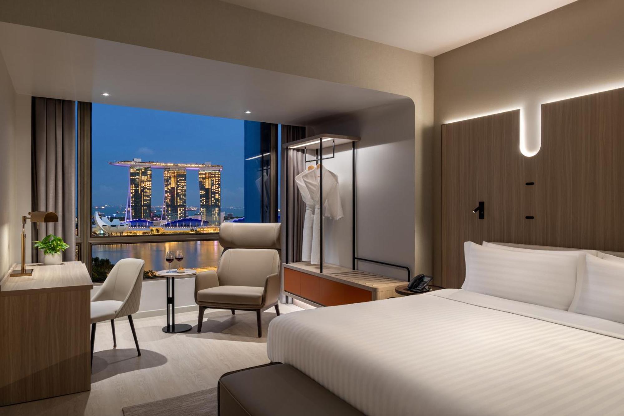 Prestige Suite mit Kingsize-Bett und Blick auf die Skyline