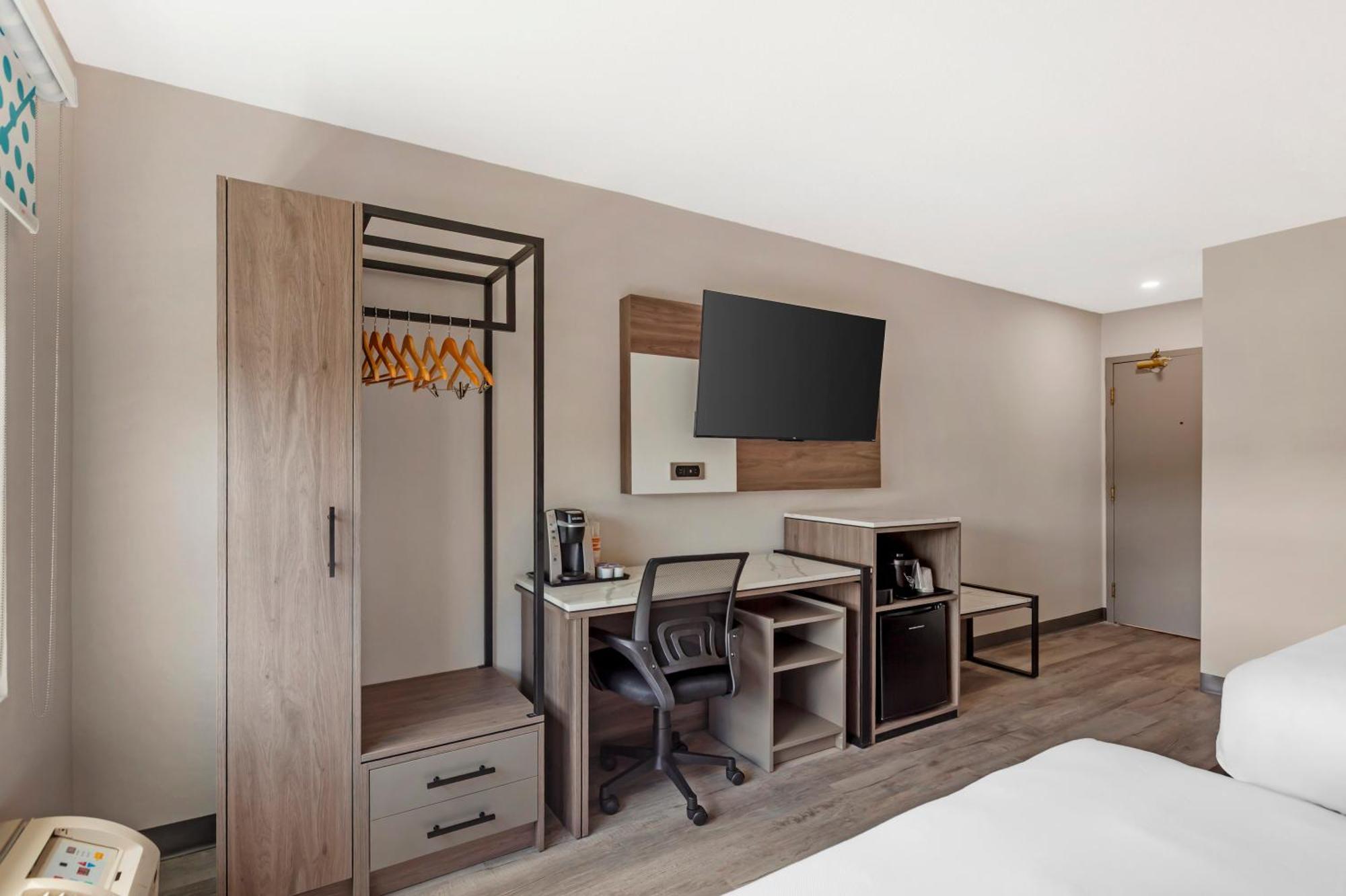 Quadruple Room Two Queen Beds Non Smoking or Upper floor or Interior Corridor