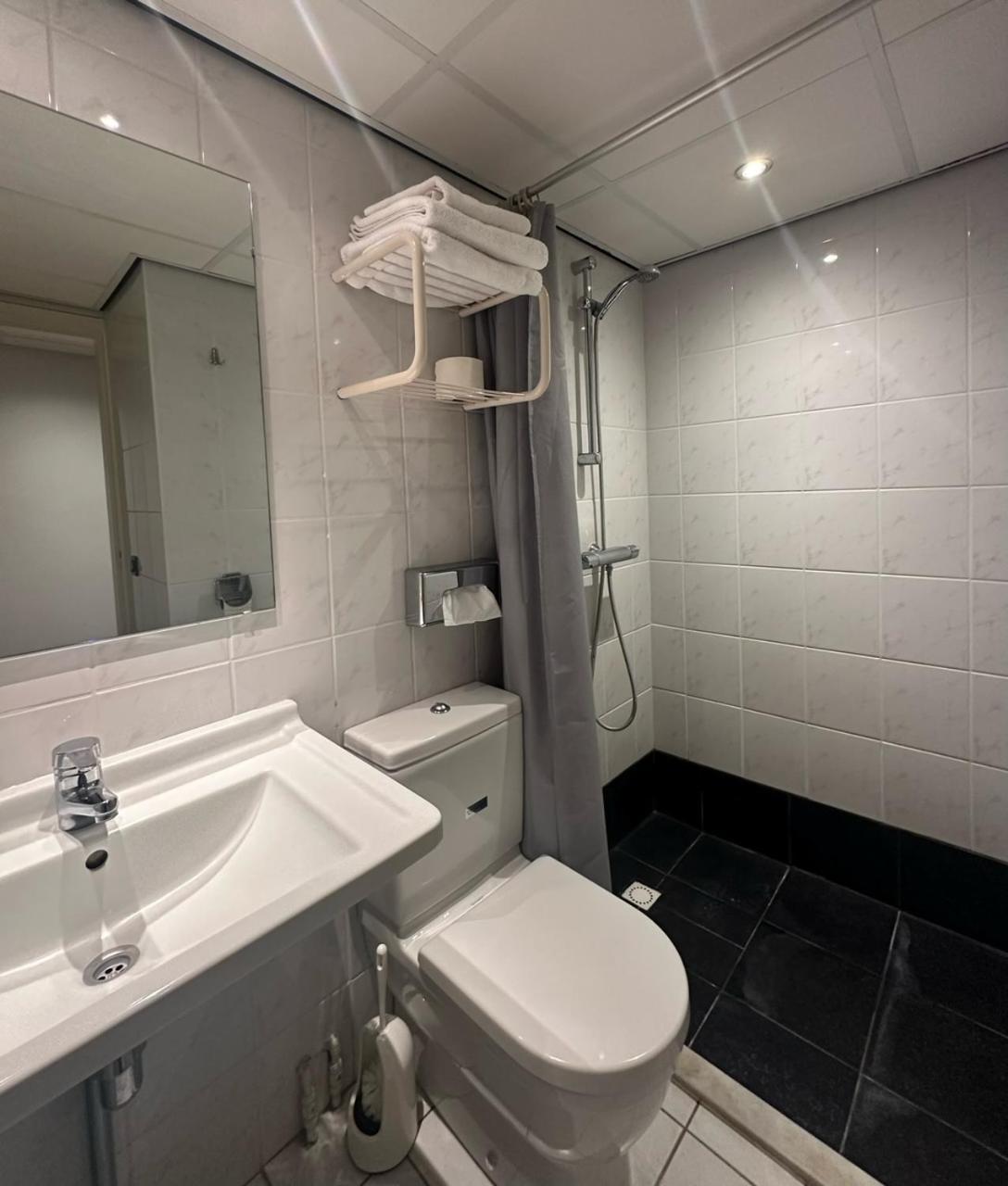 Deluxe Double Room Shower,1701209227:JPEG