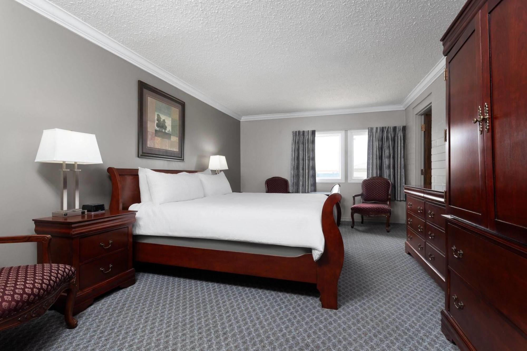 King Suite Jetted Tub Full Kitchen Non-Smoking