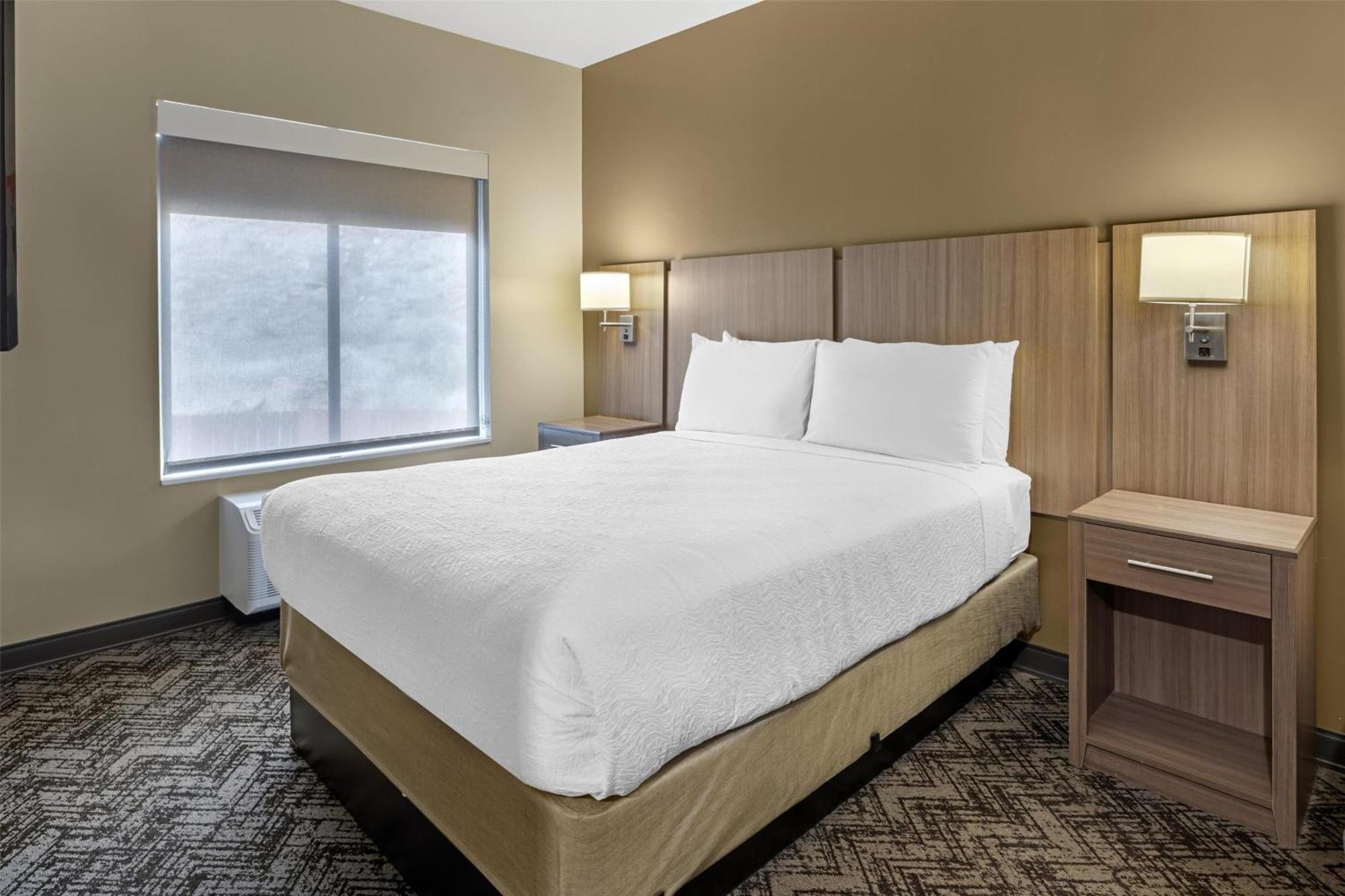 Family Suite Three Queen Beds Non-Smoking