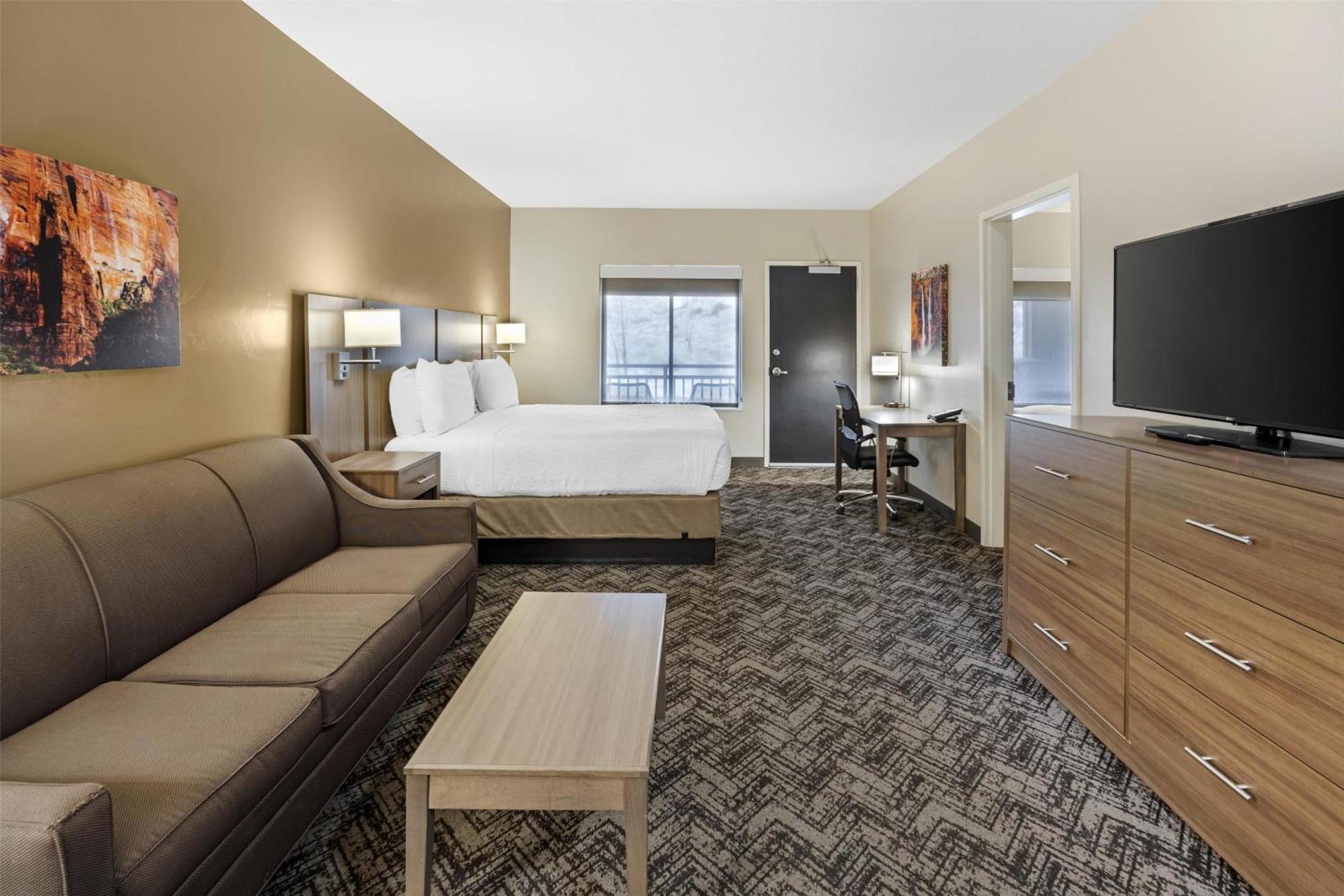 Family Suite Three Queen Beds Non-Smoking