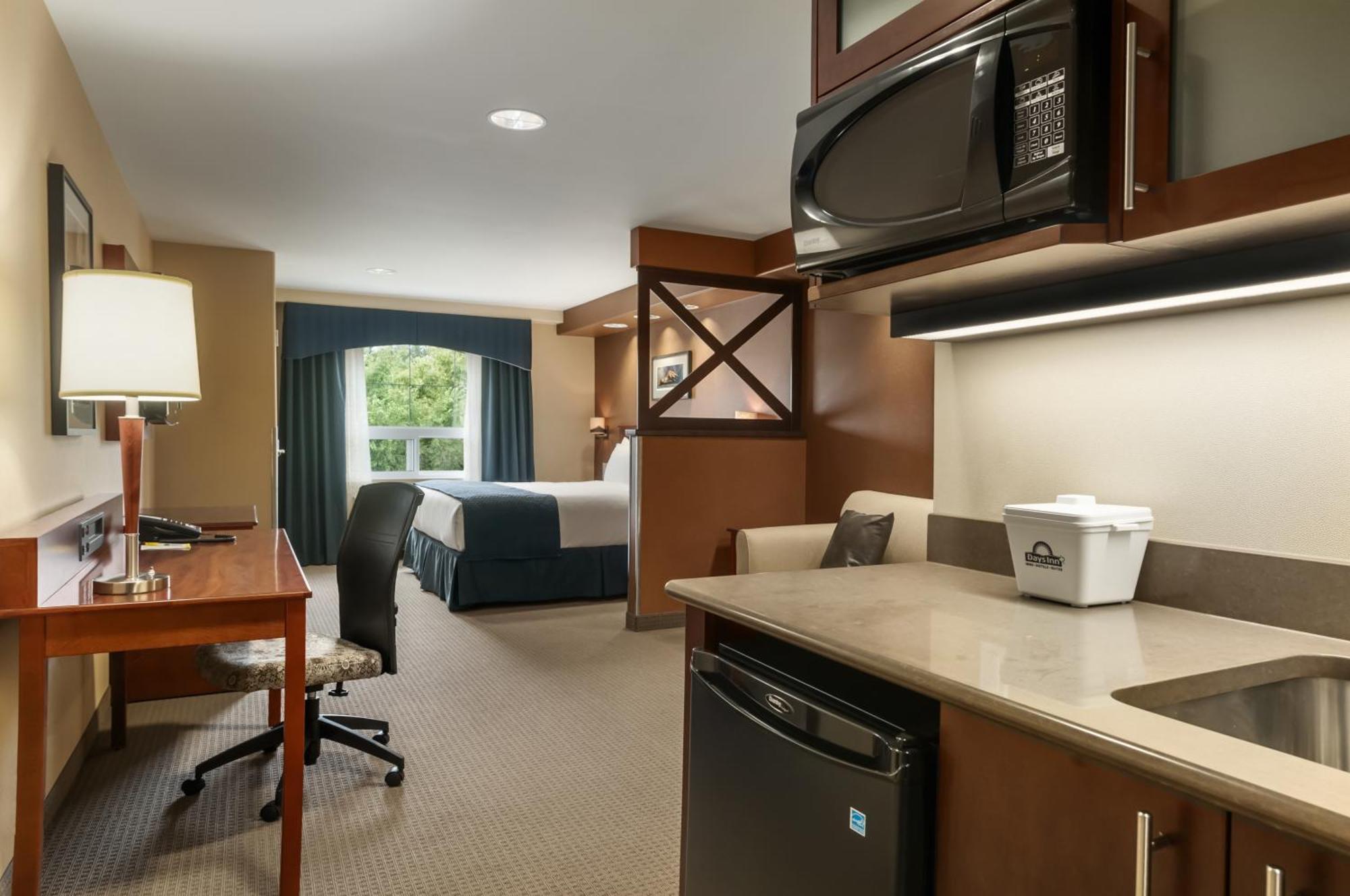 Deluxe Junior King Suite Non-Smoking