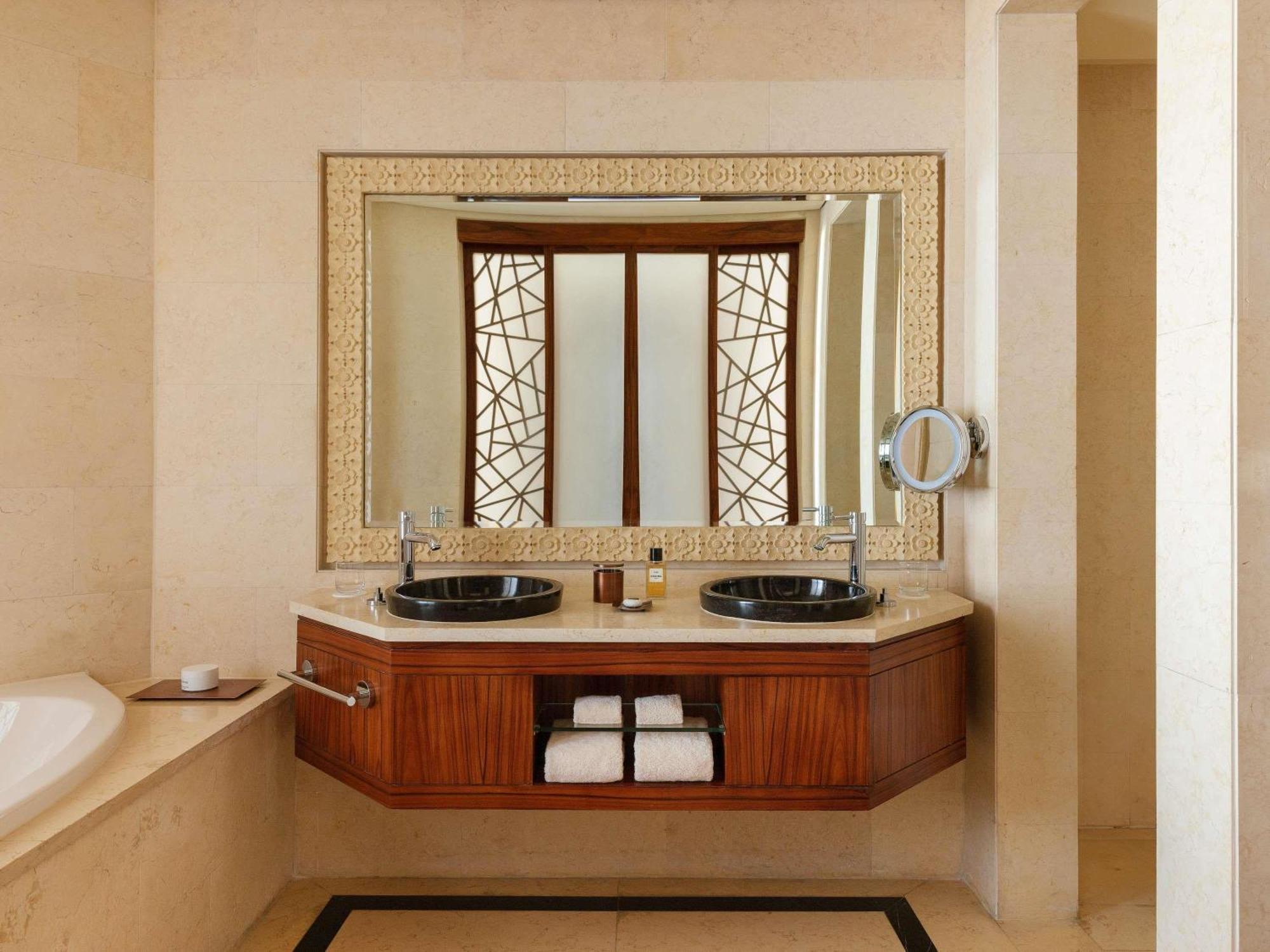 Suite Diplomatic con Terrazza, Vista Skyline e Accesso Club Lounge - Include Colazione Giornaliera, Drink e Tartine Serali