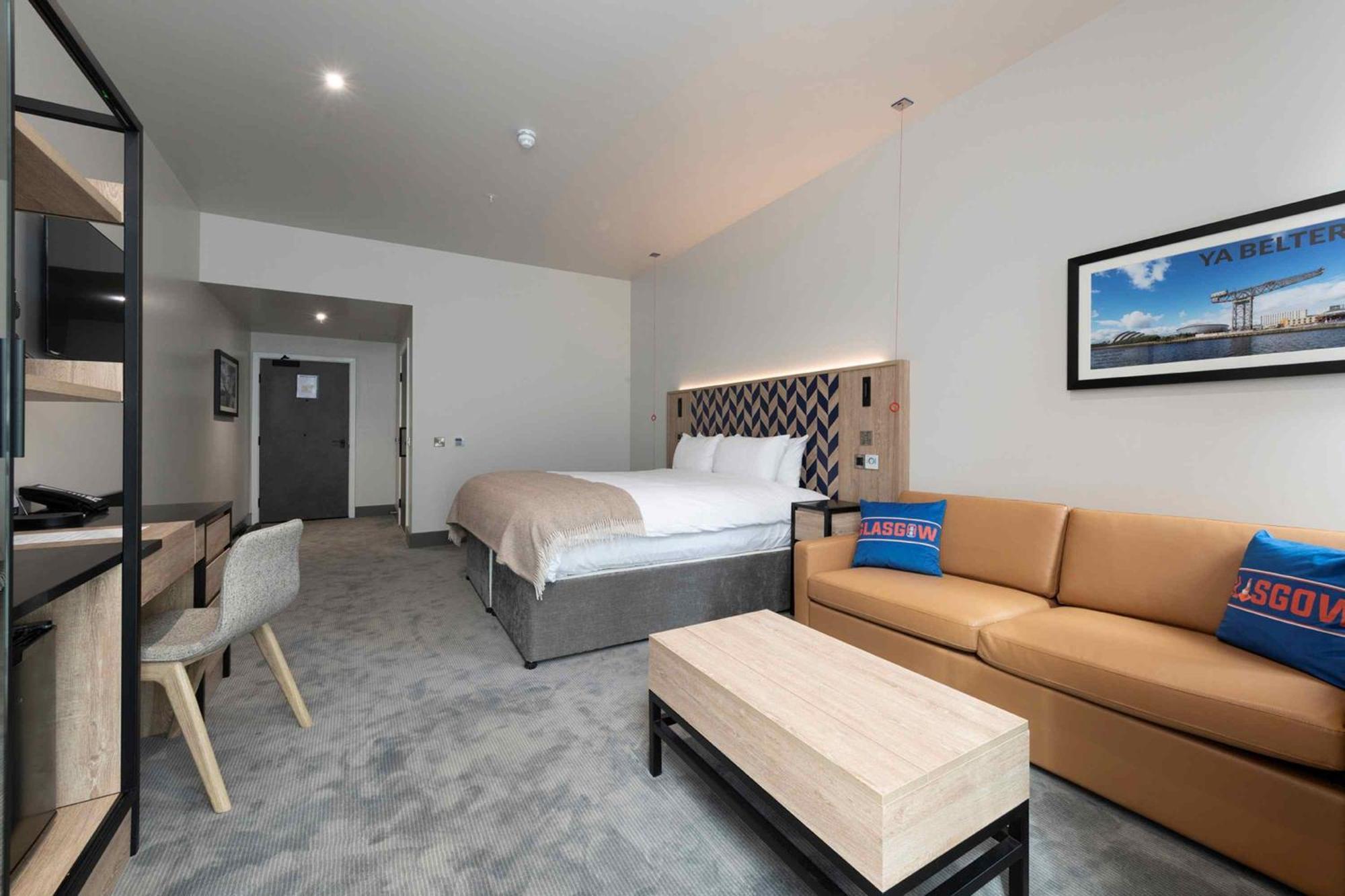 Toegankelijke suite met 1 super kingsize bed, slaapbank, kitchenette