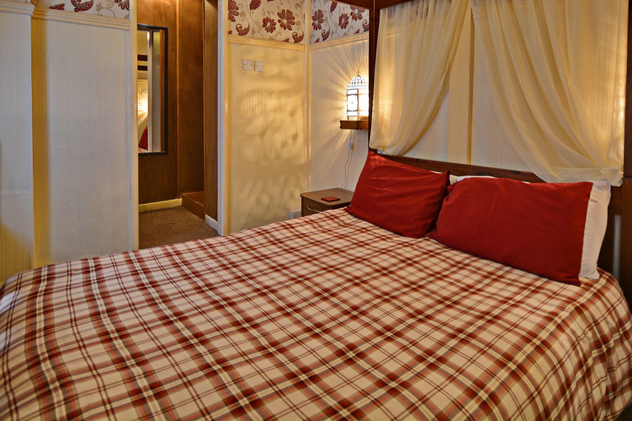 Double Room Four Poster Bed