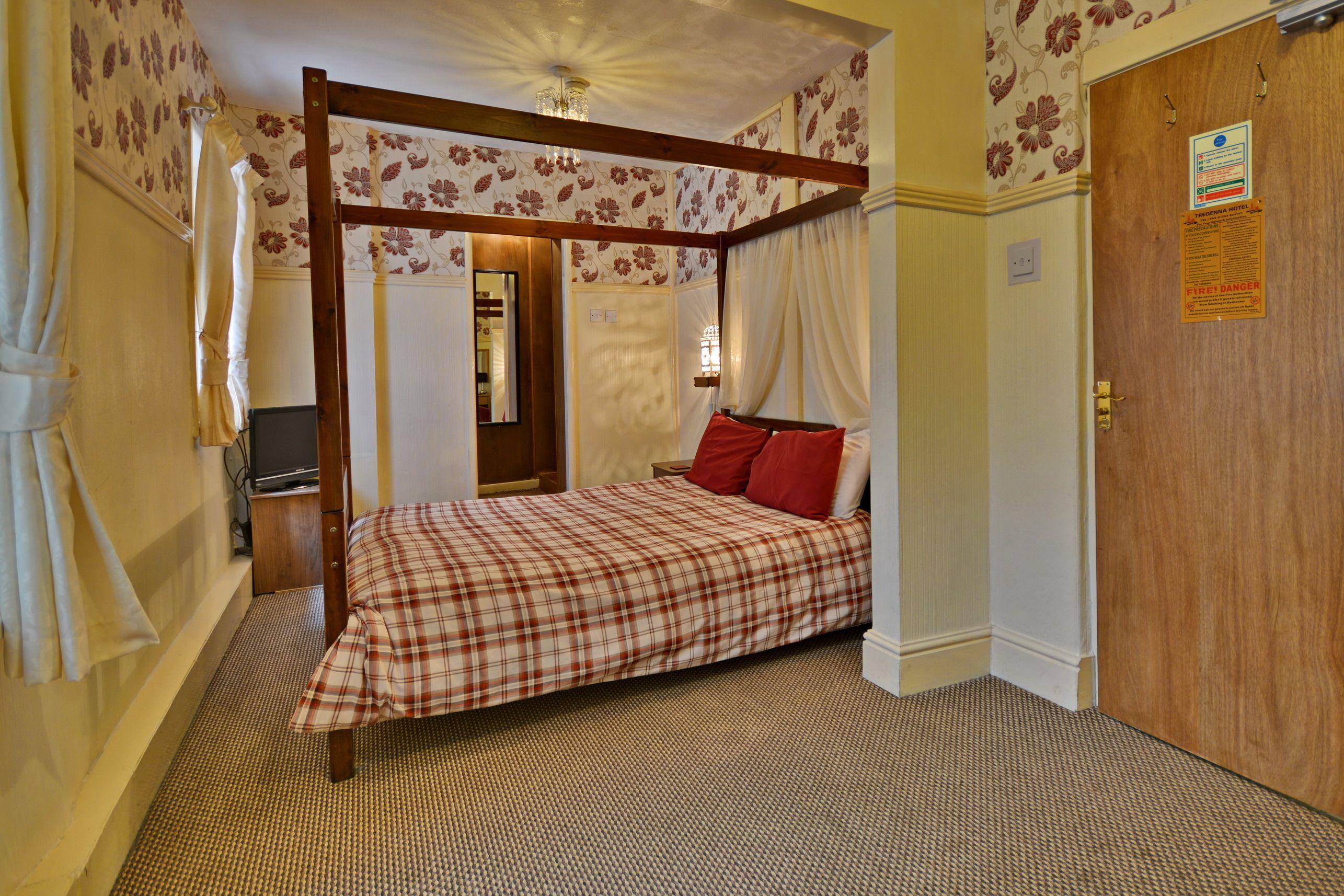 Double Room Four Poster Bed