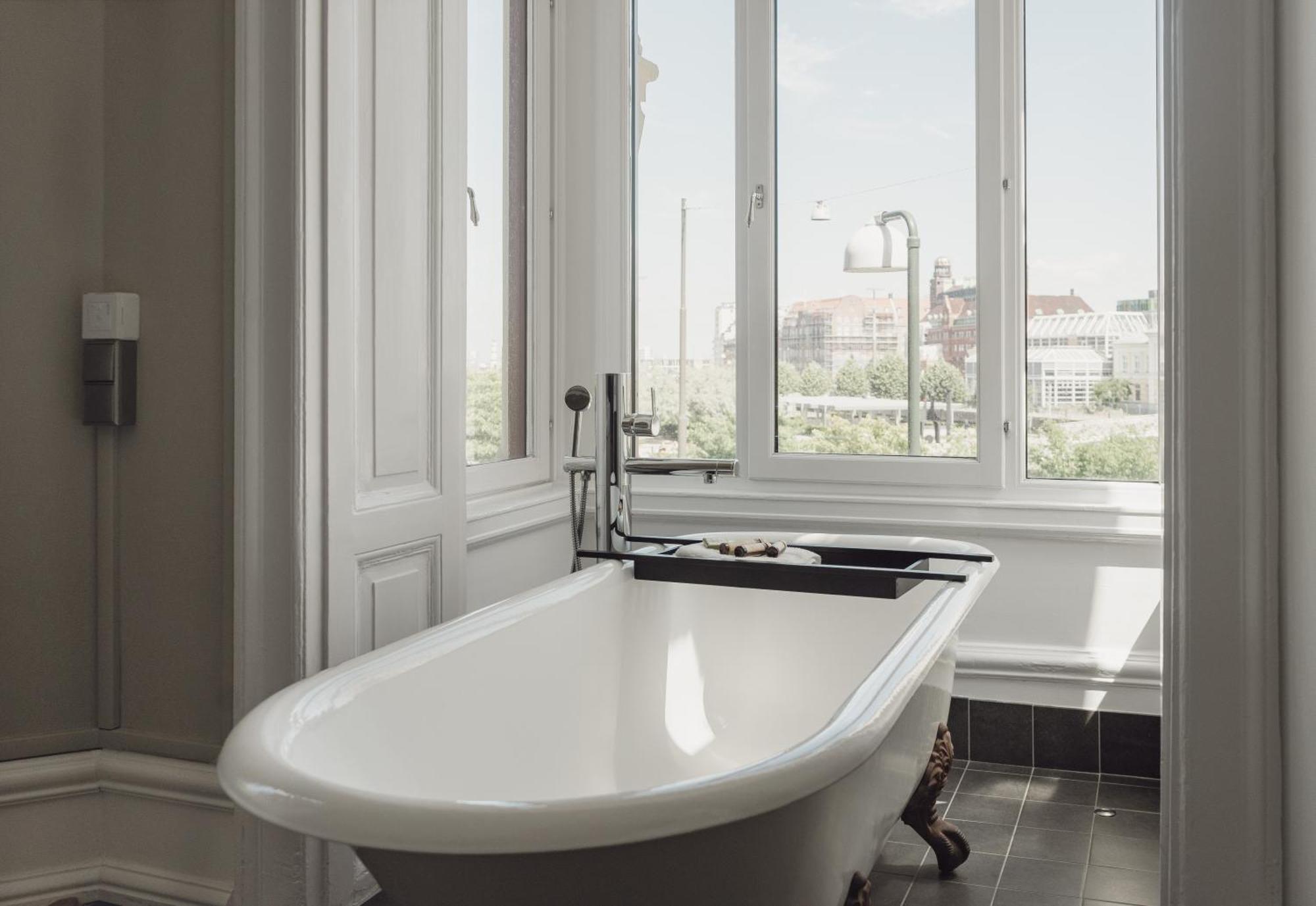 Deluxe Double Room Bath