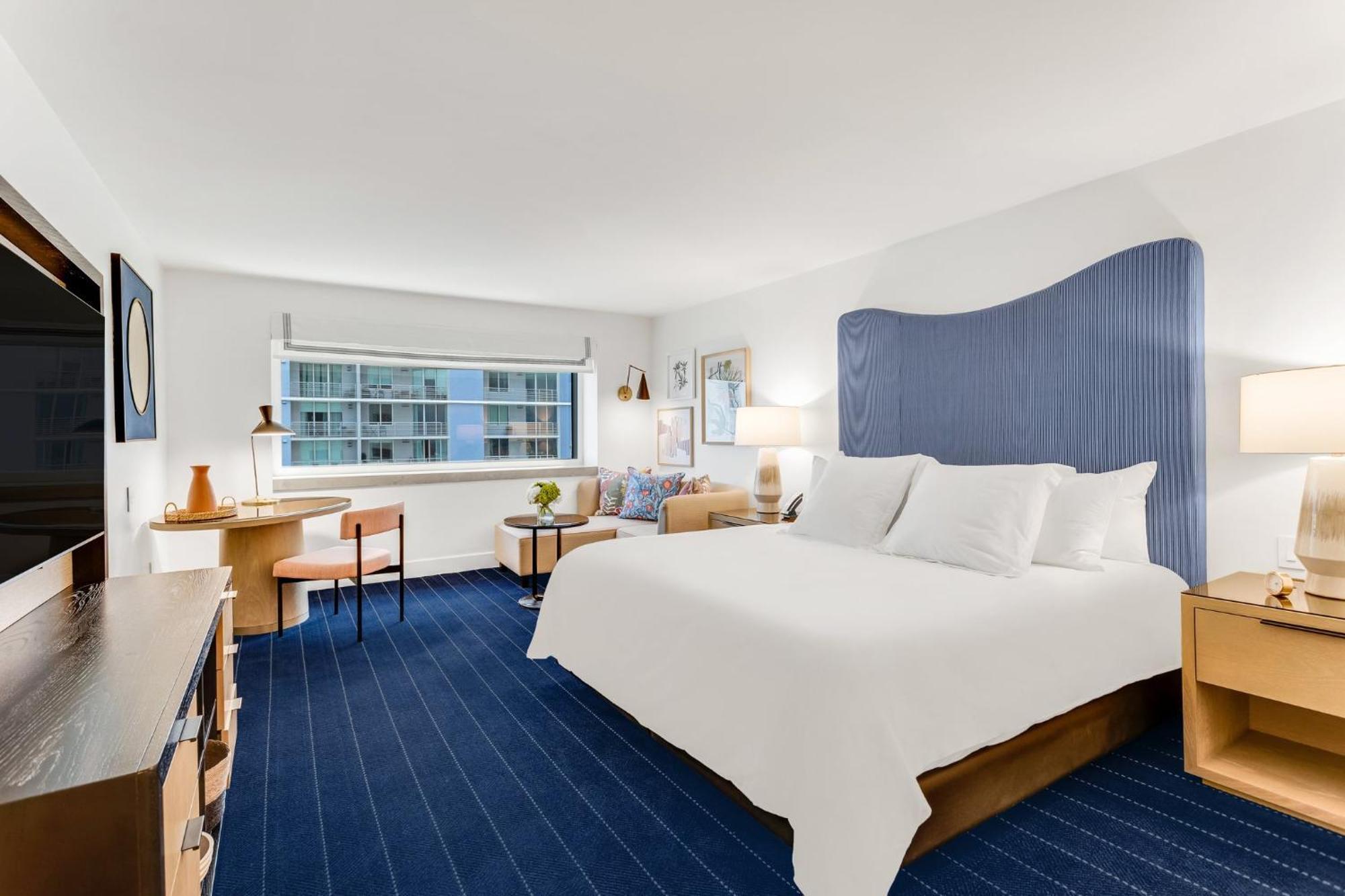 Habitación Classic con cama extragrande, vistas parciales al océano y acceso al club lounge