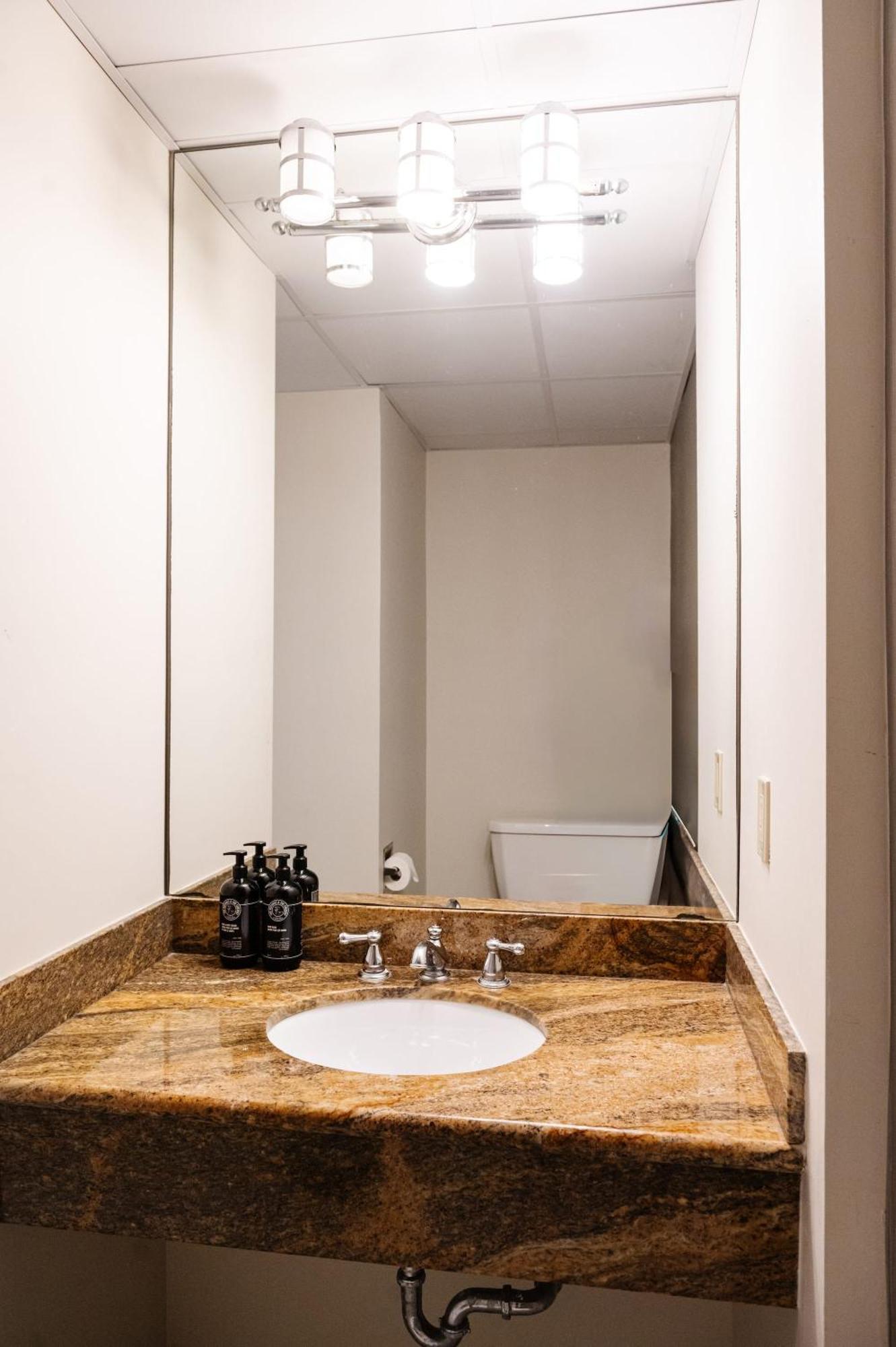Queen Room 24 or 7 Front Desk