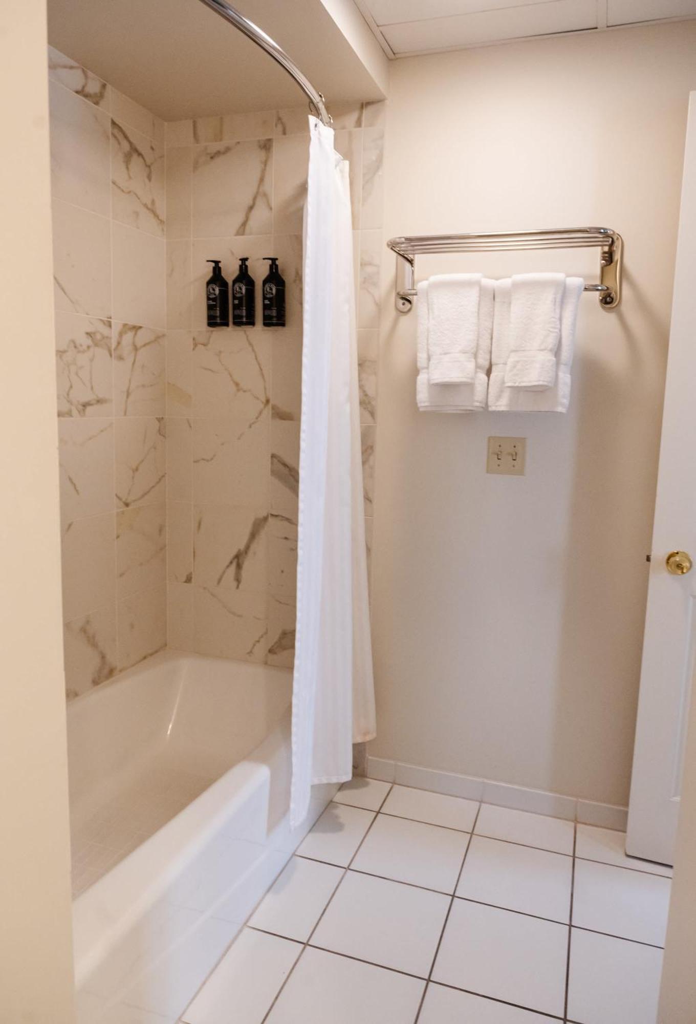 Queen Room 24 or 7 Front Desk