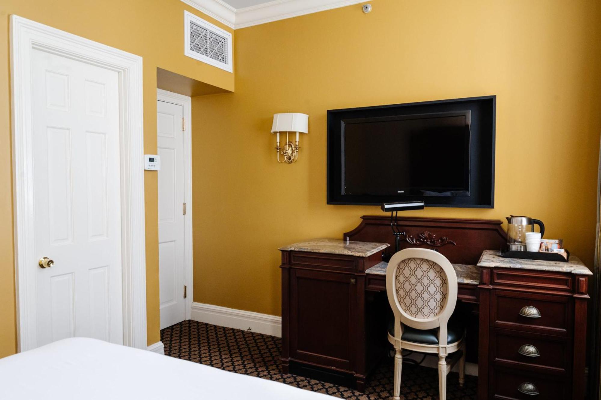 Queen Room 24 or 7 Front Desk