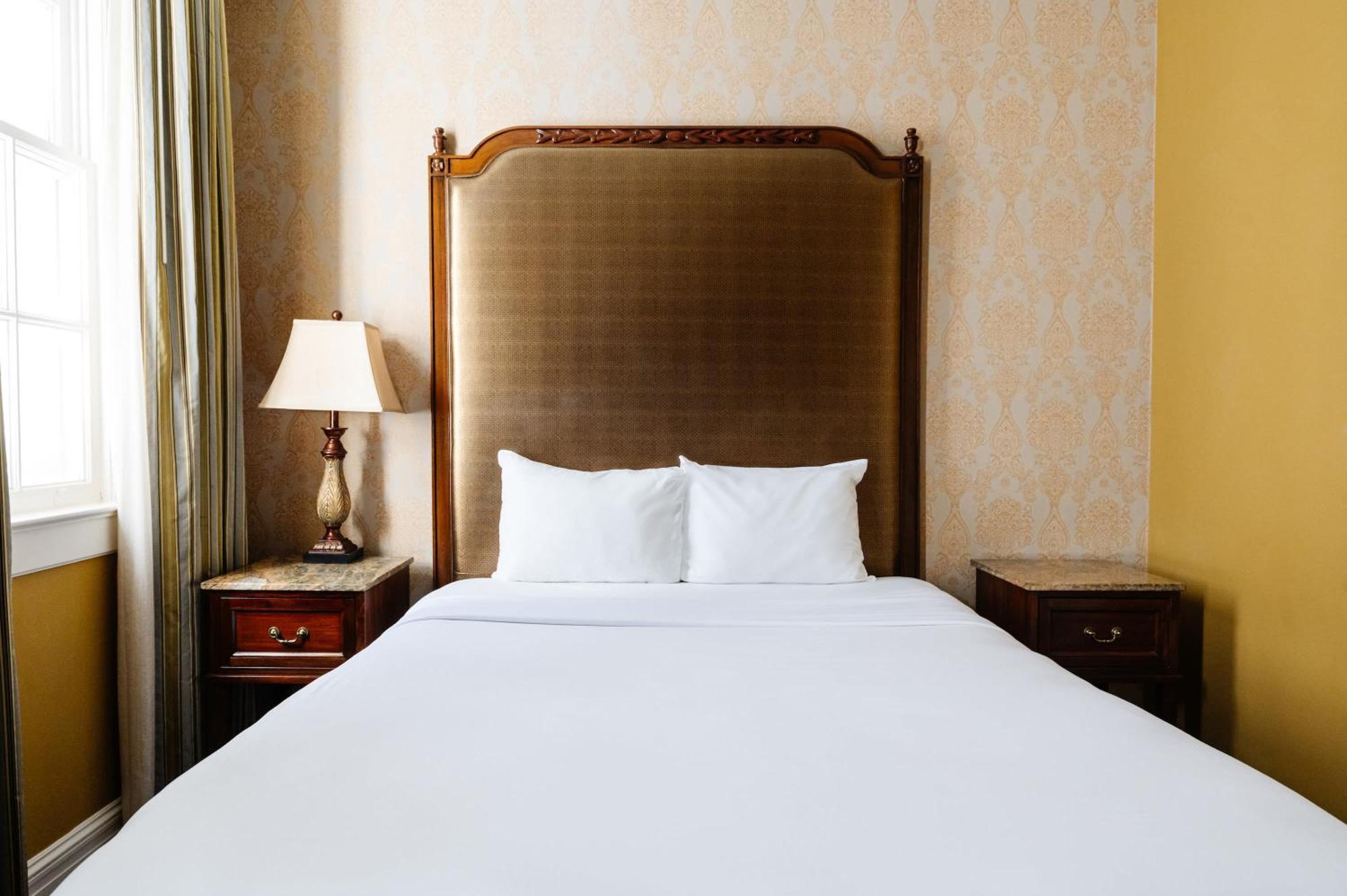 Queen Room 24 or 7 Front Desk