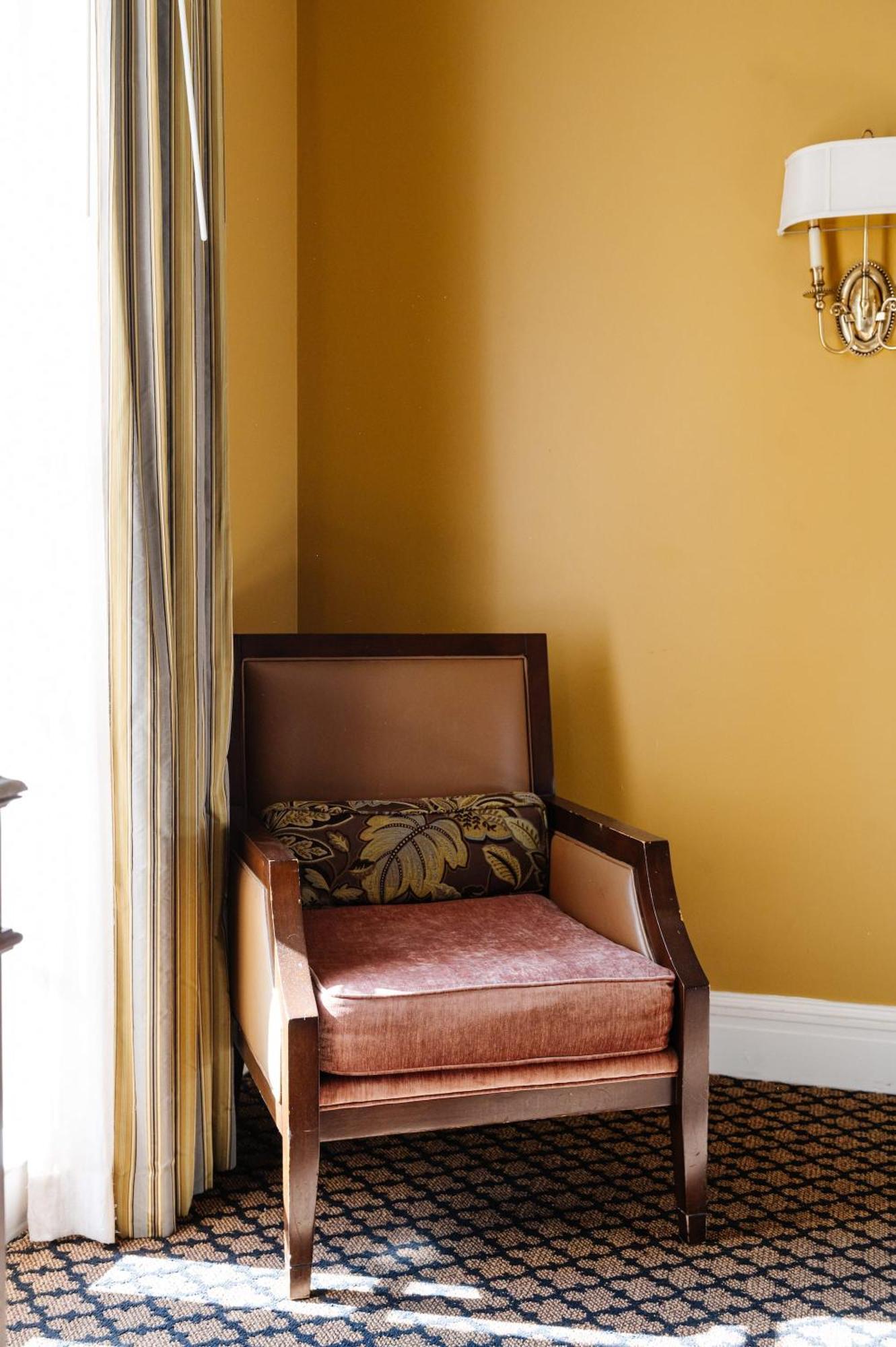 King Room Balcony 24 or 7 Front Desk