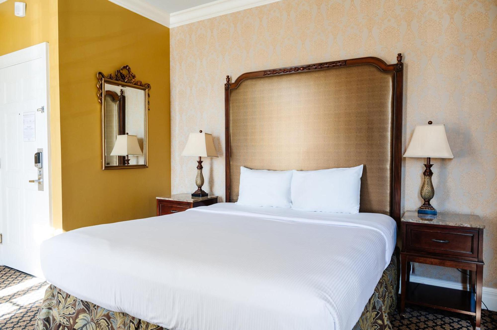 King Room Balcony 24 or 7 Front Desk